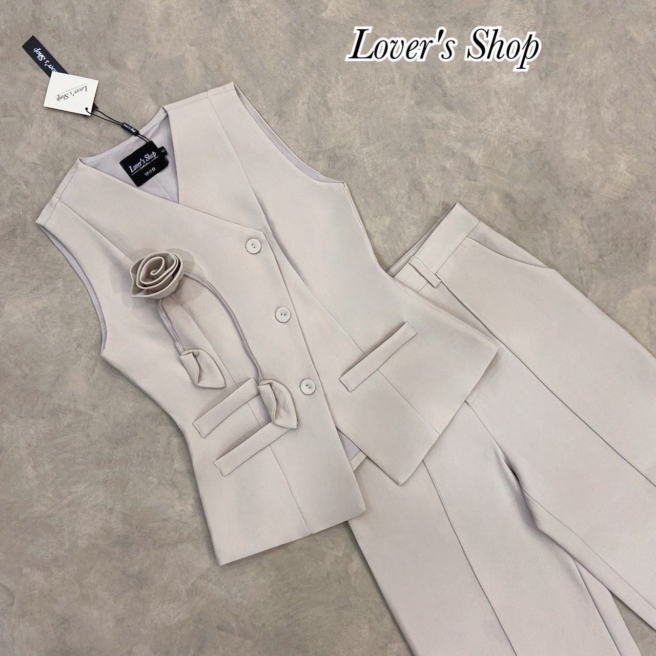 Teg : Lover’s Shop Detail : Set.3ชิ้น เสื้อ+กางเกง+เข็มกลัดดอกไม้(ถอดได้ค่ะ) ดีเทลเสื้อทรงแขนกุดปิดหัวไหล่ เข้ารูป กระดุมหน้า งานมีซับในอย่างดีค่ะ กระเป๋าตัวเสื้อเป็นงานตกแต่งใช้งานไม่ได้นะคะ แม็ทกับกางเกงเอวสูง ทรงขากระบอกกลาง ขาตรง