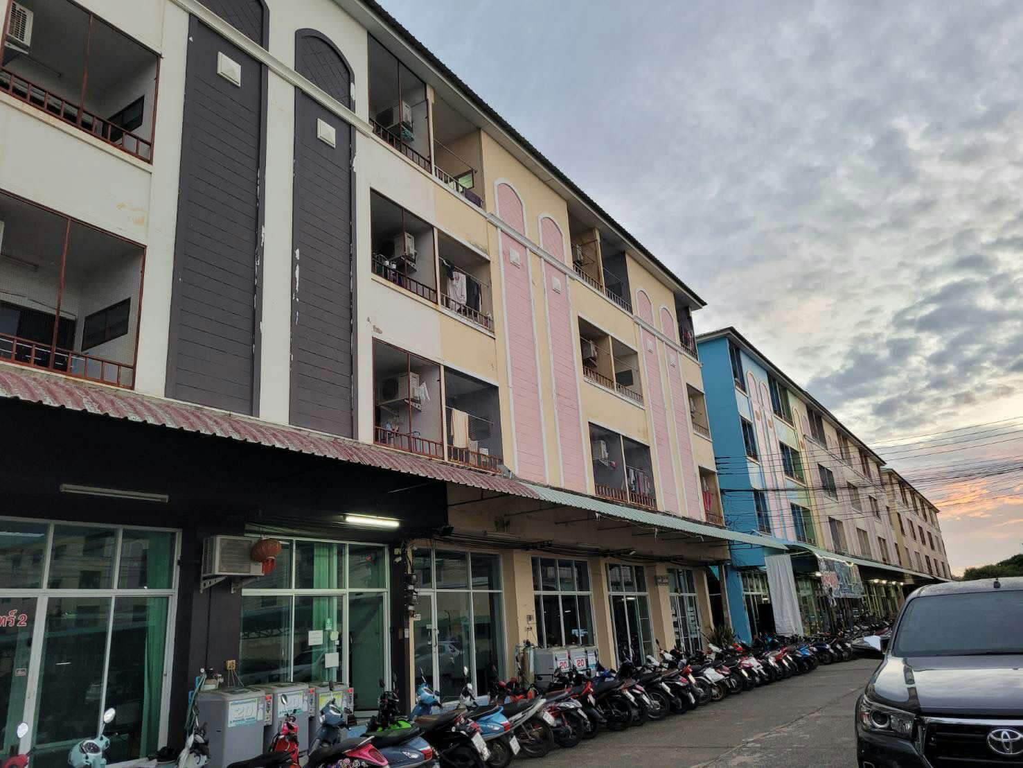 ขายหอพักใกล้มหาวิทยาลัยนเรศวร 300 เมตร อำเภอเมืองพิษณุโลก 4 คูหา 4 ชั้น 28 ห้อง บริการห้องพักรายเดือนเหมาะสำหรับผู้กำลังมองหาธุรกิจด้านอสังหาริมทรัพย์