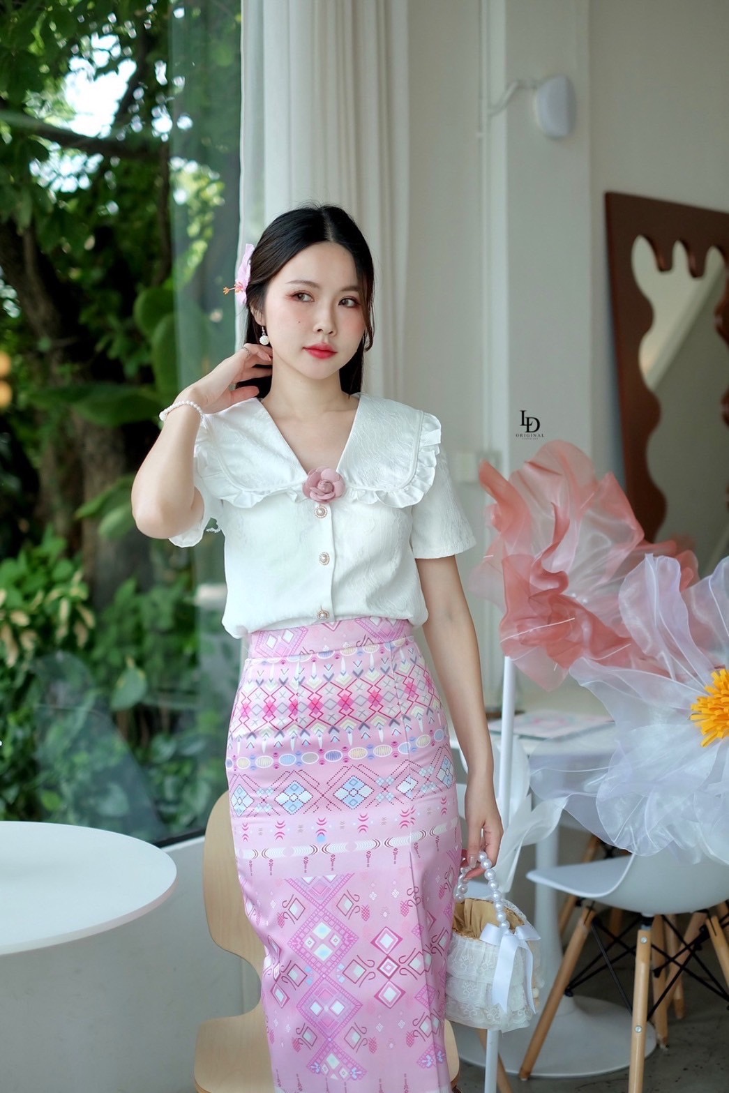 เซตเสื้อลูกไม้ขอบปกมีดอกไม้ในตัวมาคู่กับผ้าถุงพิมพ์ลายสำเร็จรูปยาวกำลังดีจะใส่แบบซับในก็ได้หรือใส่แบบปล่อยก็ได้แล้วแต่สะดวกสวยทั้งสอง #ชุดเพื่อนเจ้าสาว #ชุดออกงาน #ชุดดินเนอร์ #ชุดไปคาเฟ่ #ชุดทะเล #ชุดทำบุญ #ชุดใส่ไปวัด