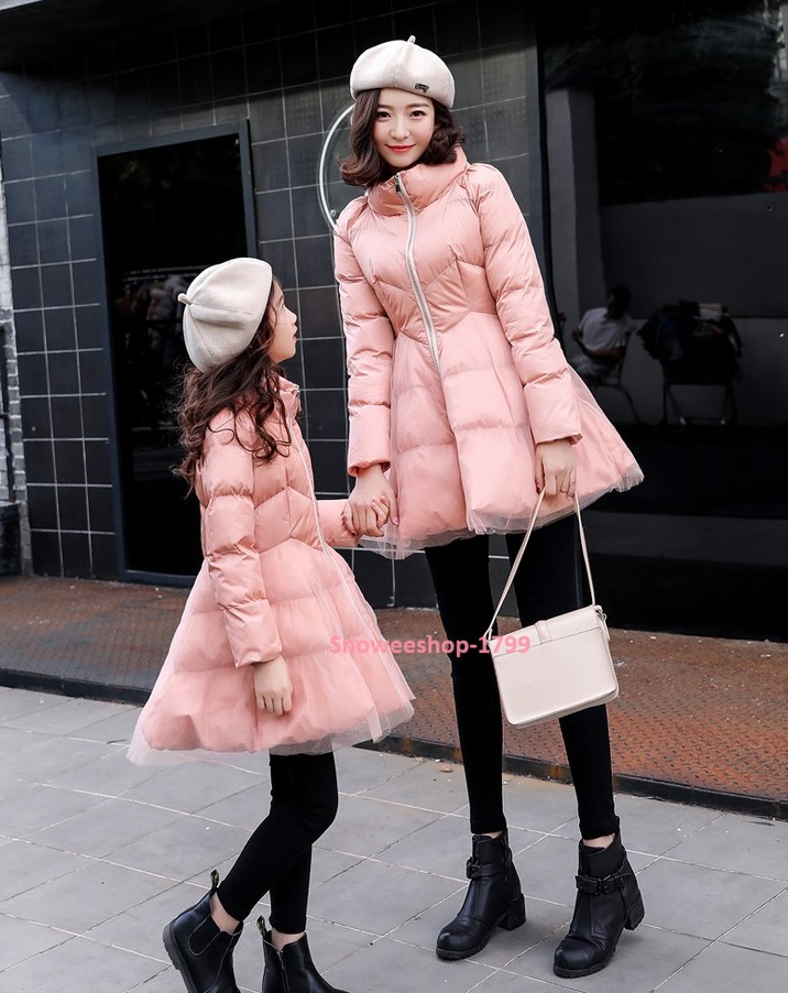 ชุดกันหนาวคู่แม่ลูก เดรสกันหนาวทรงสลิมเข้ารูป ใส่เป็นคู่หรือใส่เดียว เหมาะมากสำหรับสาวหวาน แต่งปกคอสูงผ้าหนาใส่กันหนาวติดลบ กันหิมะ กันหยดน้ำ กันหนาวได้ดี มี 2 สี