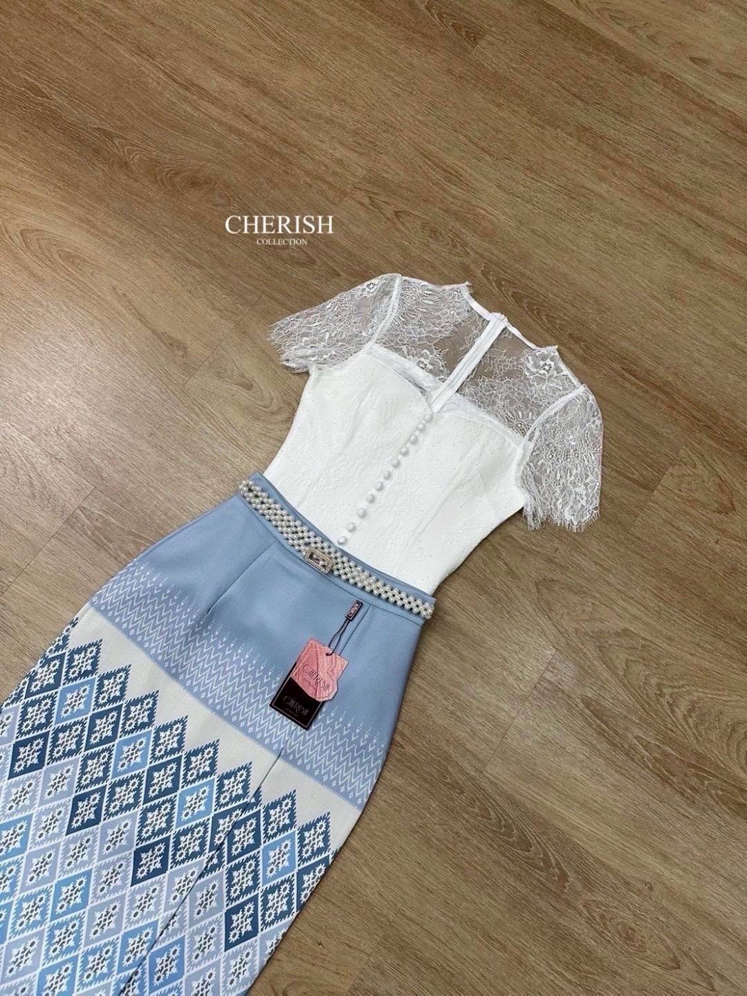 เซ็ทชุดไทย 3 ชิ้น ตัวเสื้อลูกไม้ซีทรูด้านบน พร้อมซับใน เกาะอกด้านในตกแต่งกระดุมพร้อมผ้าถุงสำเร็จพิมพ์ลายไทยสุดเก๋เนื้อผ้าอย่างดี มาพร้อมเข็มขัดมุกสุดหรู จะใส่เข้าพิธีสำคัญ งานบุญ งานมงคลสมรส