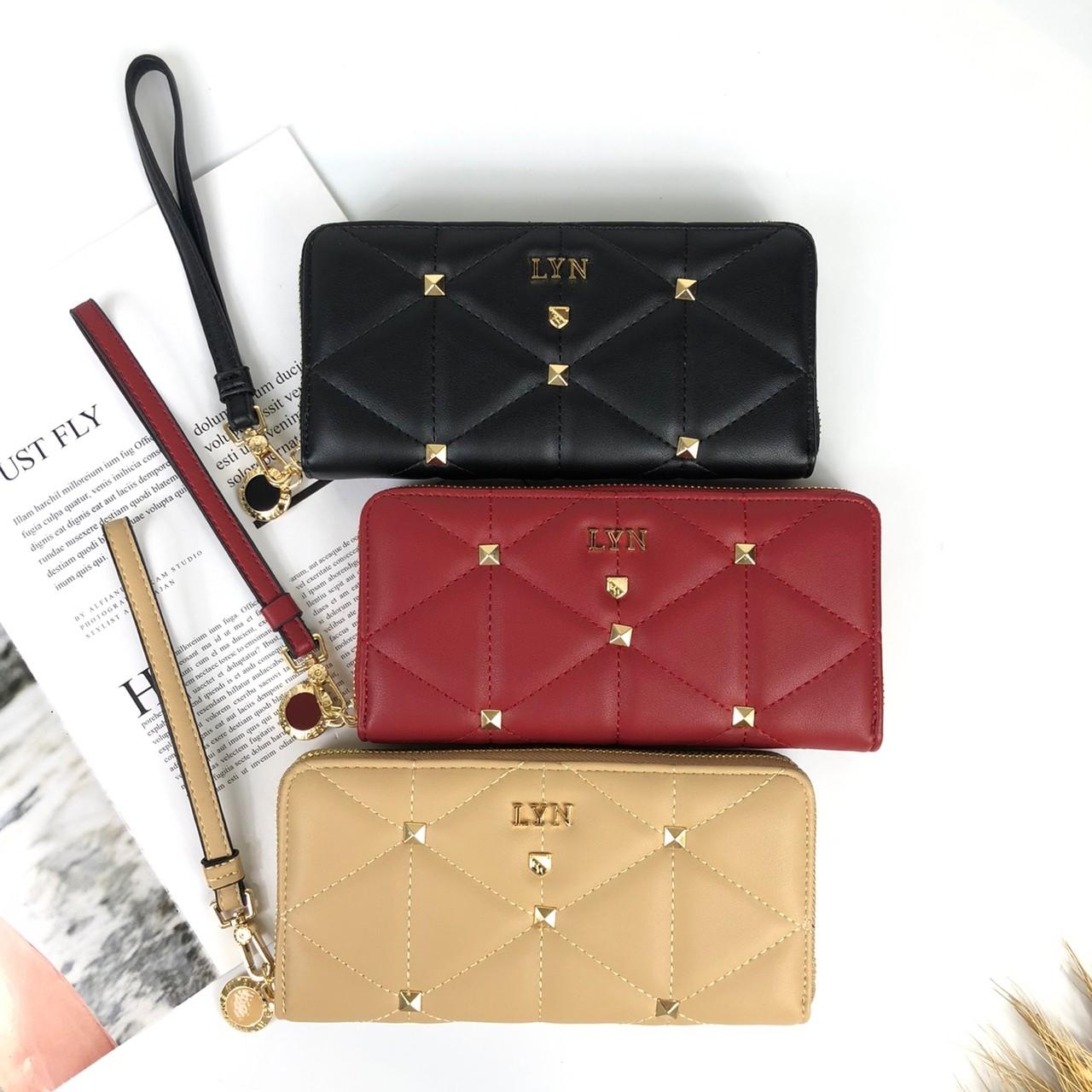 กระเป๋าสตางค์ใบยาวซิปรอบแบรนด์เนมลินหนังลายนวมแต่งหมุดสีทองเก๋ๆ LYN Long Wallet