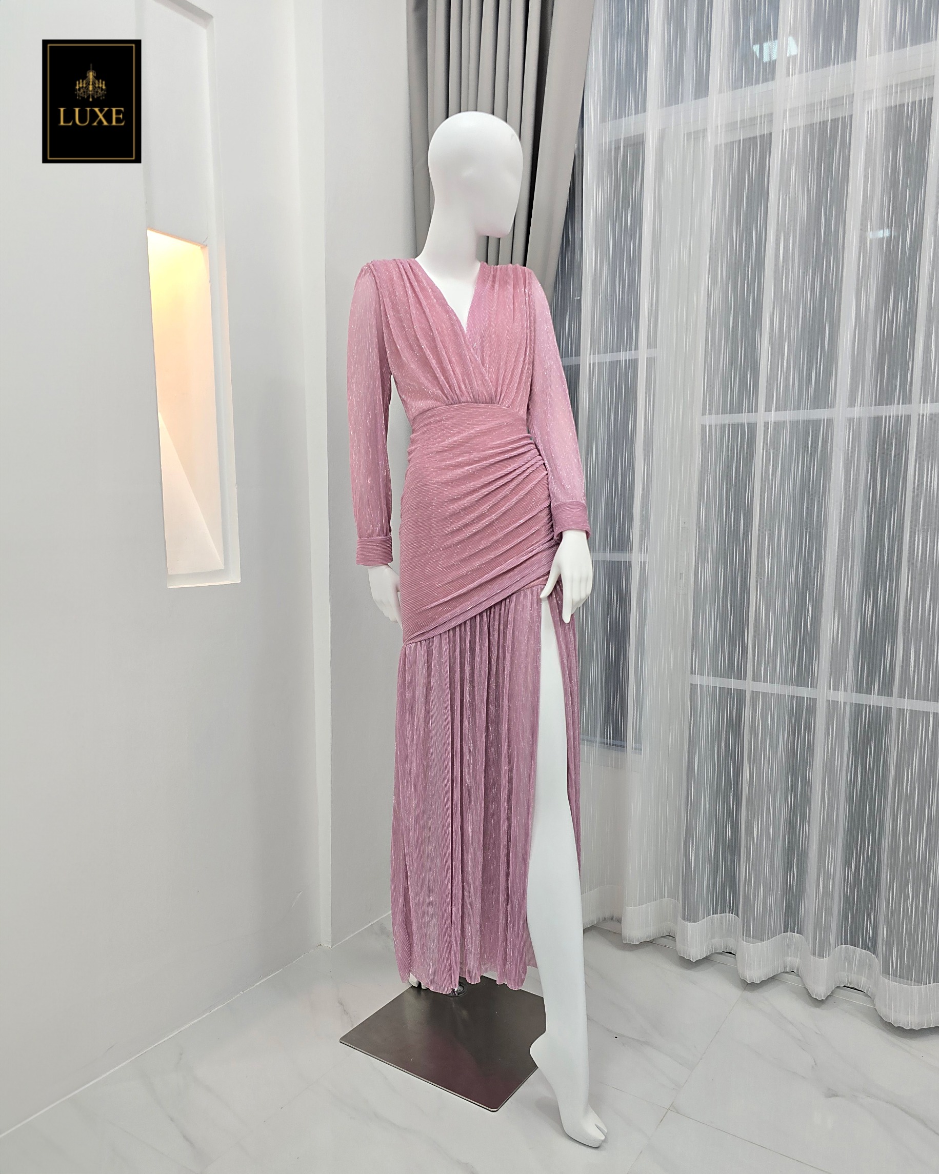 Label : LUXE แม็กซี่เดรสเสื้อคอวีป้าย แขนยาวเสริมไหล่ กระโปรงจับเดรปย่นเข้ารูปตรงสะโพก ต่อชายกระโปรงบาน ผ่าหน้าขา ทำจากผ้าราเม่อัดพลีทผสมดิ้นเมทัลลิก ผ้านุ่ม ยืดหยุ่น ใส่สบาย เล่นแสงสวย มีซิปซ่อนและซับในเต็มตัวค่ะ
