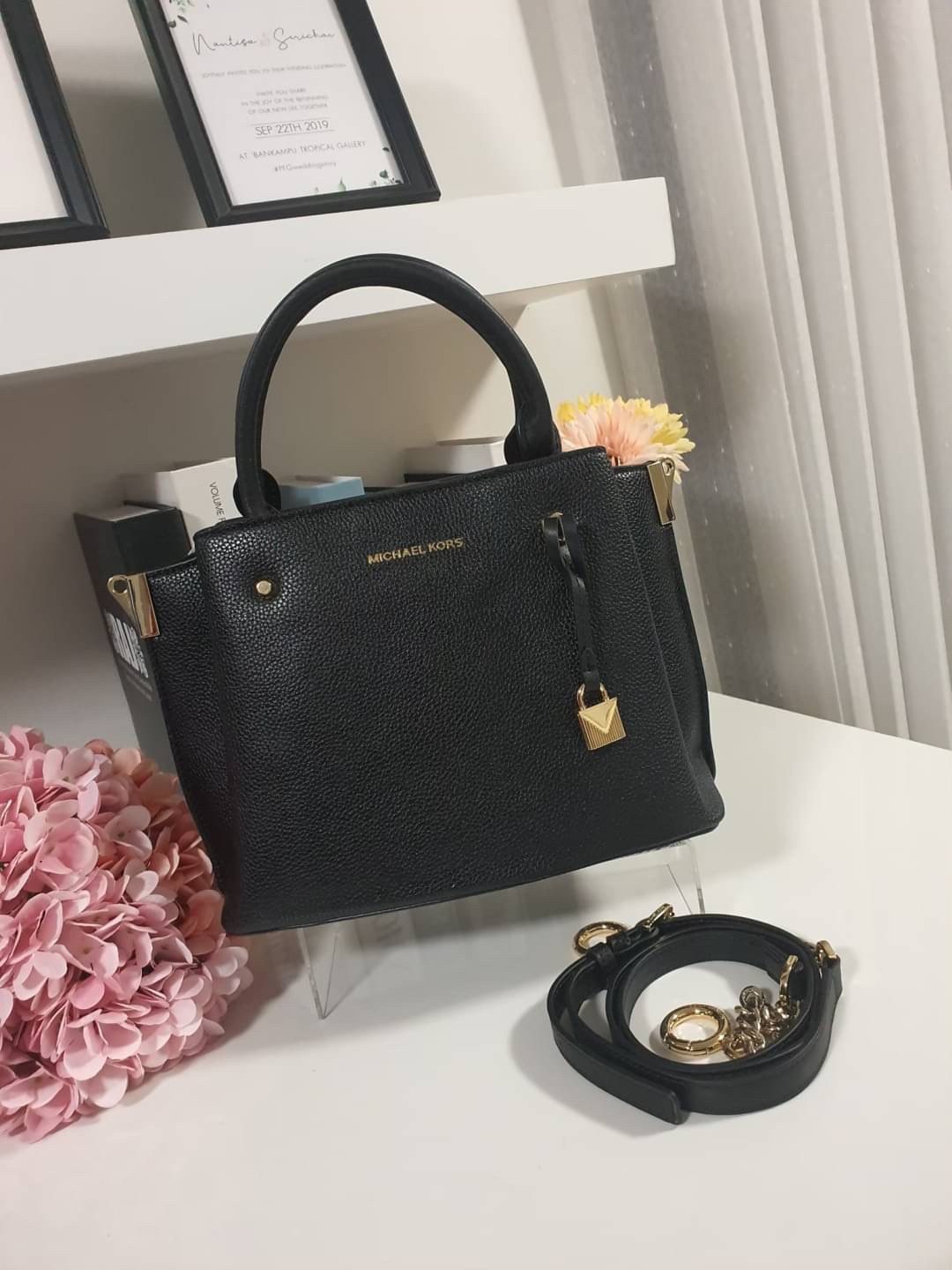 กระเป๋าสะพายไฮโซเรียบหรูดูแพงแบรนด์เนมไมเคิลคอรส์สีดำหนังแท้ MICHAEL KORS GENIE LEATHER BAG