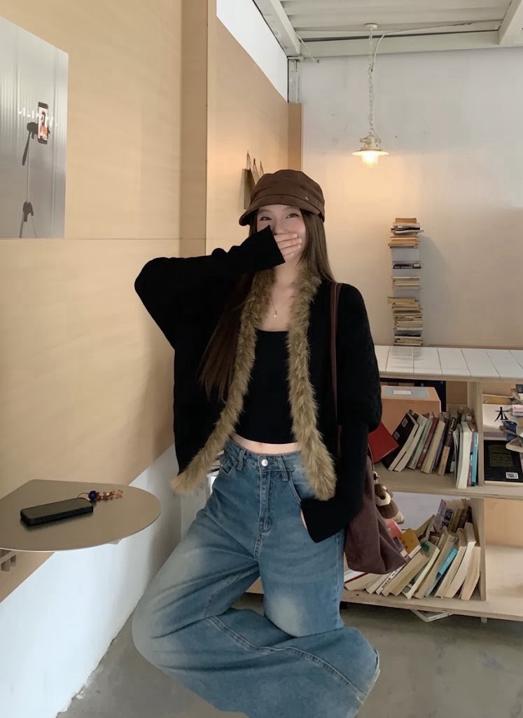 เสื้อคลุมไหมพรมผสมวูล ตกแต่งขนเฟอร์นุ่มฟู ใส่แล้วน่ารักมากก 🤍 โทนสีคลุมง่าย แมตช์ได้ทุกลุค อบอุ่น ใส่สวยทุกโอกาส