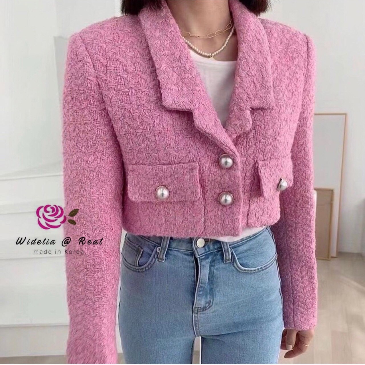 Blazer เสื้อเบลเซอร์ผ้าทวีตชาแนลสุดหรู คุณขารุ่นนี้ทั้งหรูทั้งเก๋ งานสวยปังสุดๆแม่ เนื้อผ้าทวีตทอลายมาอย่างดี สีสันสวยสดใสมาก ดีเทลคือเก๋ไม่ซ้ำใคร ตัวเบเซอร์แต่งกระดุมมาอย่างดี เนื้อผ้าดีมากๆ งานทรงสวยทรงเป๊ะมากๆ แนะนำเลยจ้ารับรองใส่ออกมาดูดีดูแพงแถมไฮโซส