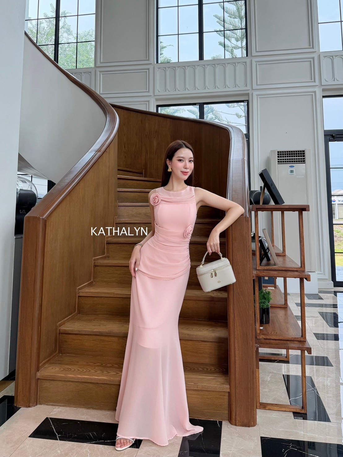 เดรสกระโปรงคอกลม แขนกุด ทรงพอดีตัวใส่กำลังสวย เนื้อผ้าสวยใส่ออกงานหรูหรา สีสวยขับผิว ท่อนหน้าอกและเอวเย็บจับจีบเก๋ๆ มีบลาในตัว ดอกกุหลาบเป็นเข็มกลัดสามารถถอดได้นะคะ ชุดนี้ควรมีติดตู้เพราะใส่ออกได้เข้าสังคมได้หมด