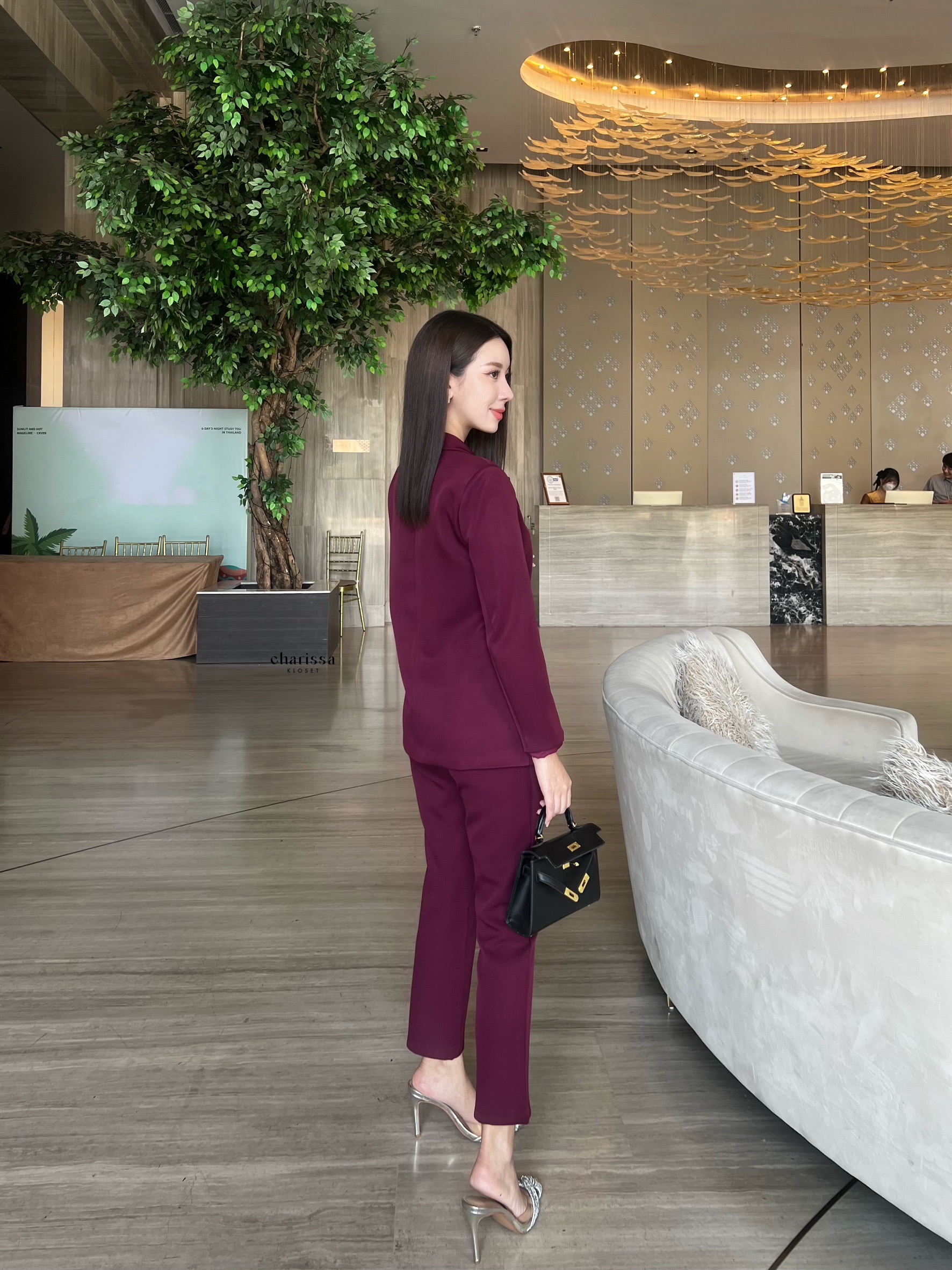 Blazer+กางเกง ผ้าดีใส่สบายมาก เสื้อสูทมีซับในอย่างดี แต่งกระดุมผ้าเดียวกับสีชุด มีซับในทั้ชุด มาคู่กับกางเกงขายาวใส่สบายๆ ไม่สม้อคนะคะ กระเป๋าใช้งานได้จริงทั้งเสื้อและกางเกงเลยค่า เสื้อสูทมีรองบ่าบางๆเพื่อให้เป็นทรงสวย จะใส่คู่กับรองเท้าผ้าใบวันสบายๆ หรือ