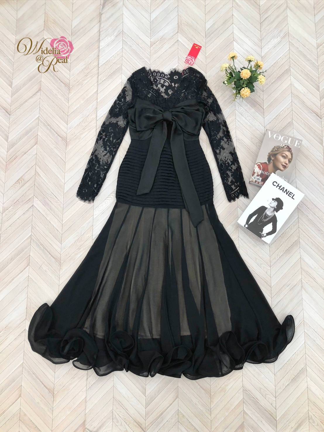 Maxi Dressแขนยาวแต่งด้วยผ้าลูกไม้สืดำเนื้อผ้าอย่างดีเคสติ้งเนี๊ยบตรงอกประดับด้วยโบว์ใหญ่ไฮโซมากแม๊ขอแนะนำเลย รับรองใส่ออกมาไม่ผิดหวัง บอกเลยห้ามพลาดเด็ดขาดงานดีงานสวยจริงต้อง Widelia @ Real