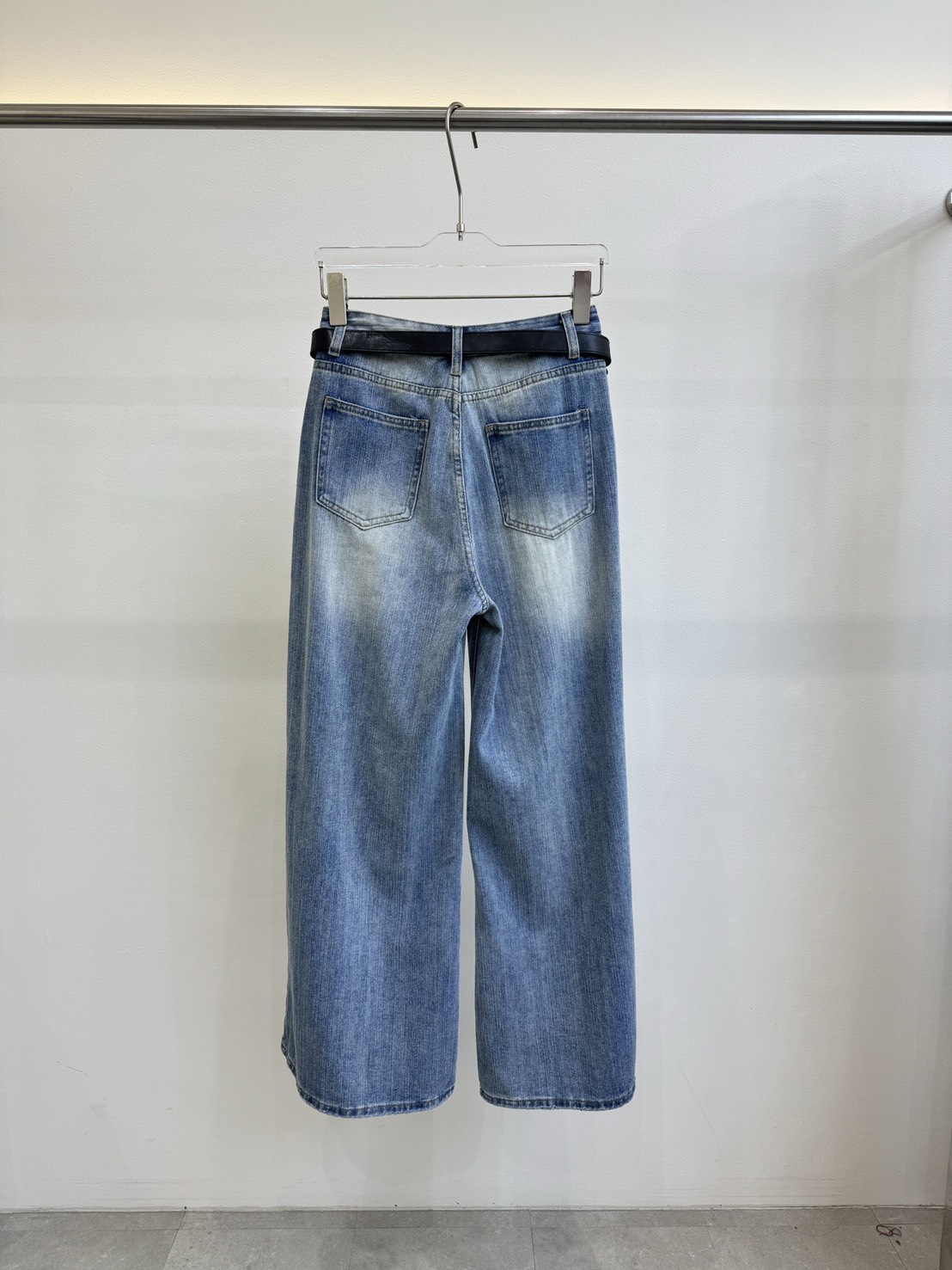 กางเกงขายาวทรงขากระบอกใหญ่ มาพร้อมเข็มขัด ✔ ดีเทลเข็มขัดแต่งห้อยกระเป๋าใบ ✔ ผ้ายีนส์ฟอกสีอย่างดี