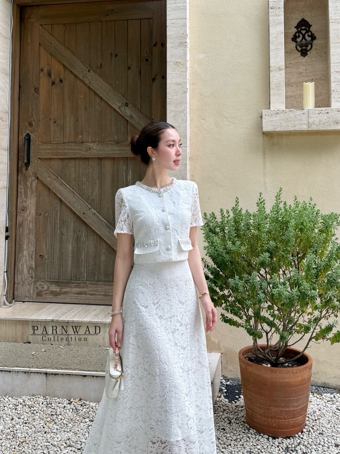 Set เสื้อลูกไม้เนื้อนิ่มกระดุมหน้าแต่งเลื่อมสีเงินที่คอและกระเป๋า มาพร้อมกับกระโปรงลูกไม้เอวสูงซับในทั้งชุด จะใส่ไปงานบุญทอดกฐินหรือกินเจก็สวยเลิศ ชุดนี้ไม่มีไม่ได้แล้วนะคะ #parnwadcollection