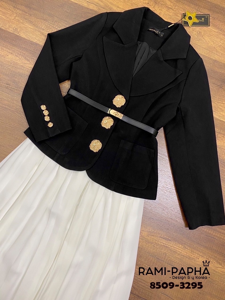 สูท+กระโปรง+เข็มขัด Set.3ชิ้น เสื้อสูทสีดำดีเทลเก๋ กระดุมหน้าสีทองสวยหรูโดดเด่น(กระดุมแป๊ะใช้งานได้จริง ใช้งานง่ายมากค่า) ไหล่เสริมฟองน้ำให้ดูสง่า มีกระเป๋าใช้งานได้จริง ซับในงานสูทอย่างดีทั้งตัว +++มาคู่กับ กระโปรงพลีทขาว มีซับใน ซิปข้าง +++มาคู่กับ พร้อ