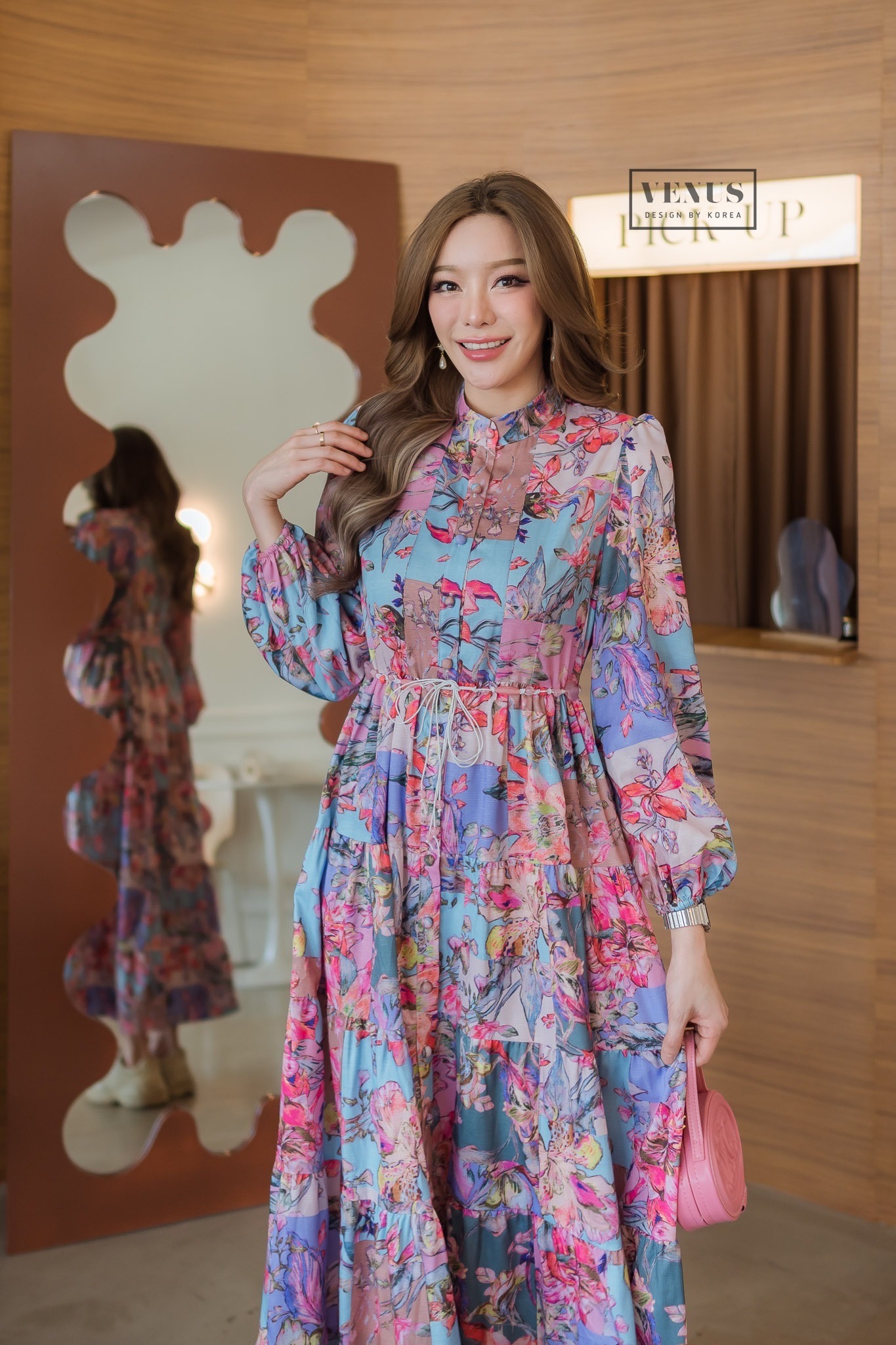 Flora MaxiDress แม๊กซี่เดรสพิมพ์ลายดอกไม้ งานสวยเวอร์วังมากๆนะคะ ด้านหน้าแต่งกระดุมปั๊มอย่างดีคะ งานมาพร้อมกับสายผูกเอวเข้าชุดกันคะ แม๊ทกับรองเท้าผ้าใบก็เป๊ะสุดๆคะ