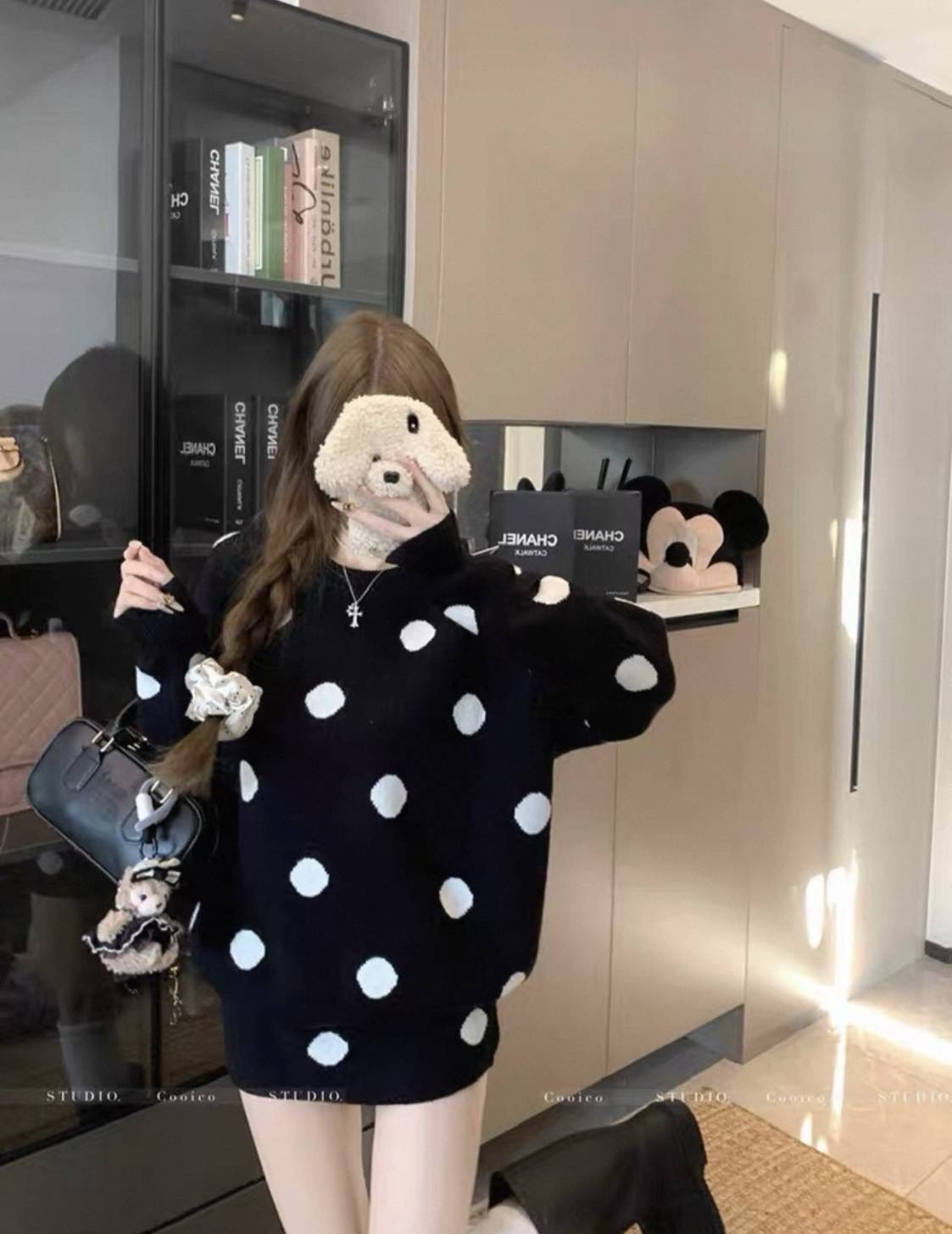 Set 2 ชิ้น ไหมพรมขนฟูลายจุด เสื้อโอเวอร์ไซส์ แมทช์คู่กับกระโปรงสั้นน่ารักมากค่ะ