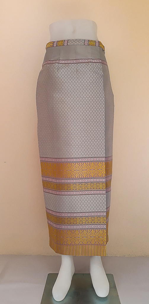 ผ้าถุงไหมสำเร็จรูป (สีเทา ลายสุโขทัย) งานตัดเย็บประณีต อัดผ้ากาวตามสีของผ้าถุง เนื้องานดีเกรด A (รอบเอว 28 นิ้ว)