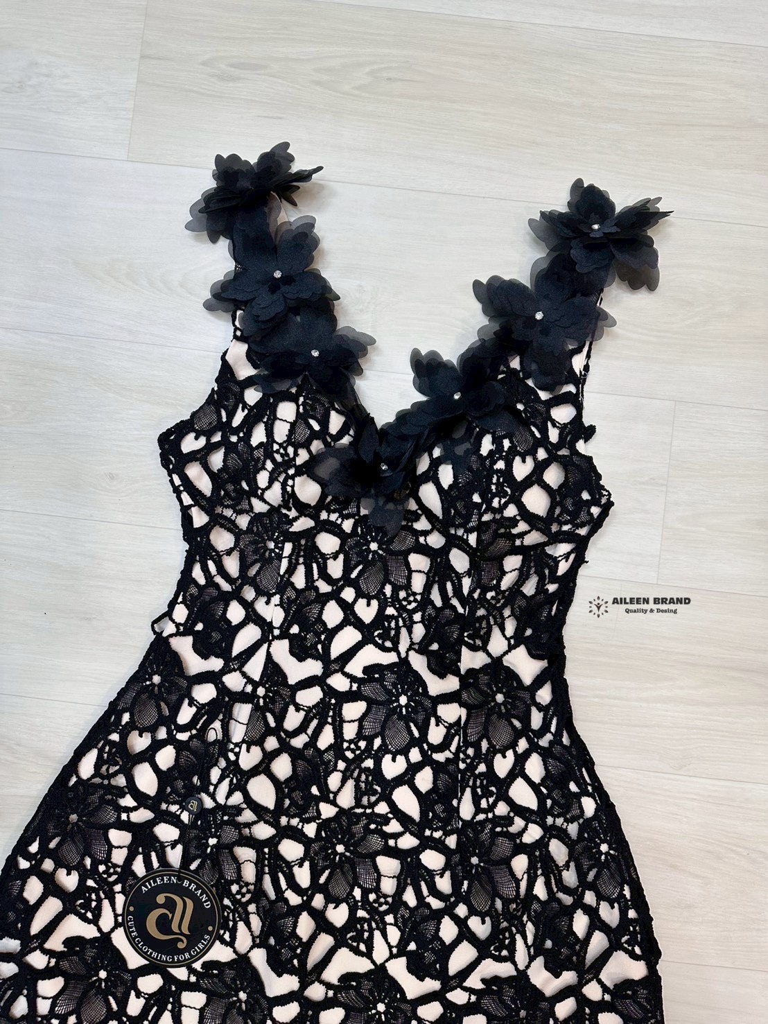 งานป้าย : Aileen Brand มินิเดรสสีดำ ดีเทลผ้าลูกไม้ทั้งชุด มีซัปในสีครีมมาอย่างดี ไม่ต้องกลัวโป๊ ช่วงอกเสริมฟองน้ำ แต่งดอกไม้ 3D สีดำบริเวณคอและไหล่ มีคริสตัลติดกลางดอกไม้ (อกเสริมฟองน้ำ) งานสวยเนื้อผ้าดี มีชับใน ซิปหลังซ่อนอย่างดี
