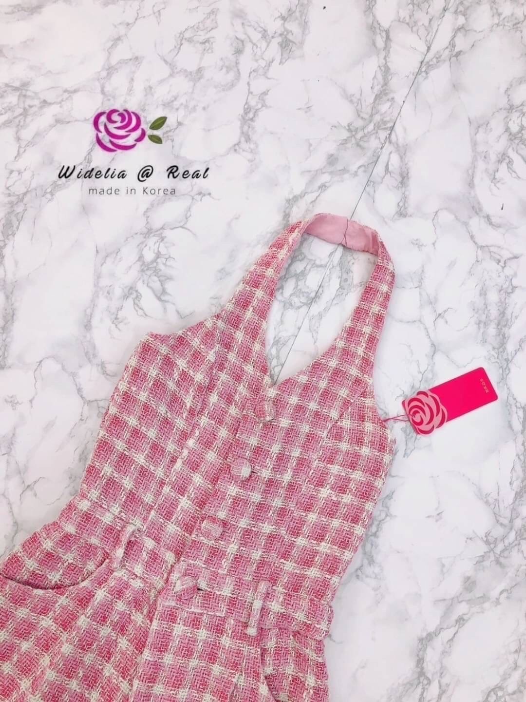 Jumpsuit :: จั้มสูทคล้องคอตัวยาวสวยทรงดี เนื้อผ้าทอทวิตสีสวยหวานงานเกรดพรีเมี่ยม รุ่นนี้งานสวยมาก ด้านหน้าแต่งกระดุมเรียงเม็ดสวยเอวเข้ารูปเป็นขอบเอวเก๋แต่งซิป ท่อนล่างกางเกงขายาวทรงกระบอกสวย ทรงเป๊ะ คัตติ้งเนี๊ยบมาก รับรองใส่ออกมาไม่ผิดหวังการันตีให้เลย