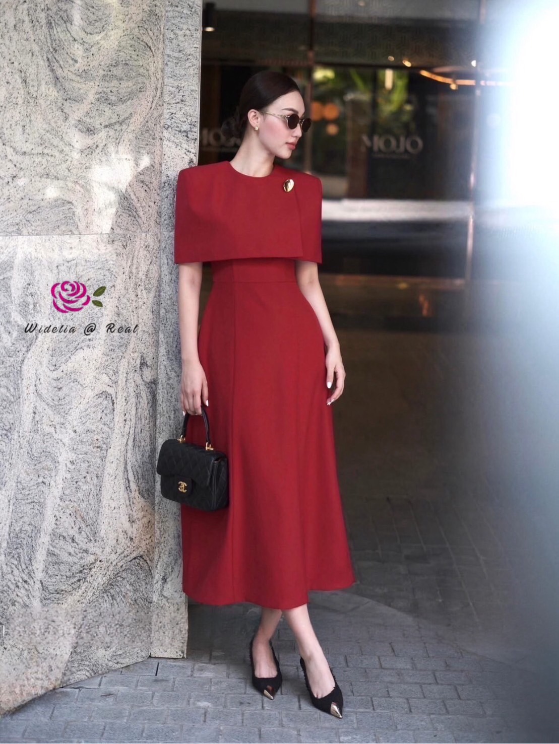 Dress เดรสตัวยาวช่วงบนทรงผ้าคลุม ไหล่เสริมฟองน้ำ อกเสริมฟองน้ำ อกแต่งกระดุมทอง ซิปหลัง งานเนื้อผ้าอย่างดีมีน้ำหนัก ผ้าไม่บาง ผ้าเรียบสีพื้น งานคัตติ้งเนี๊ยบมากๆ ทรงสวย งานเป๊ะ รับรองใส่ออกมาไม่ผิดหวังการันตีให้เลย