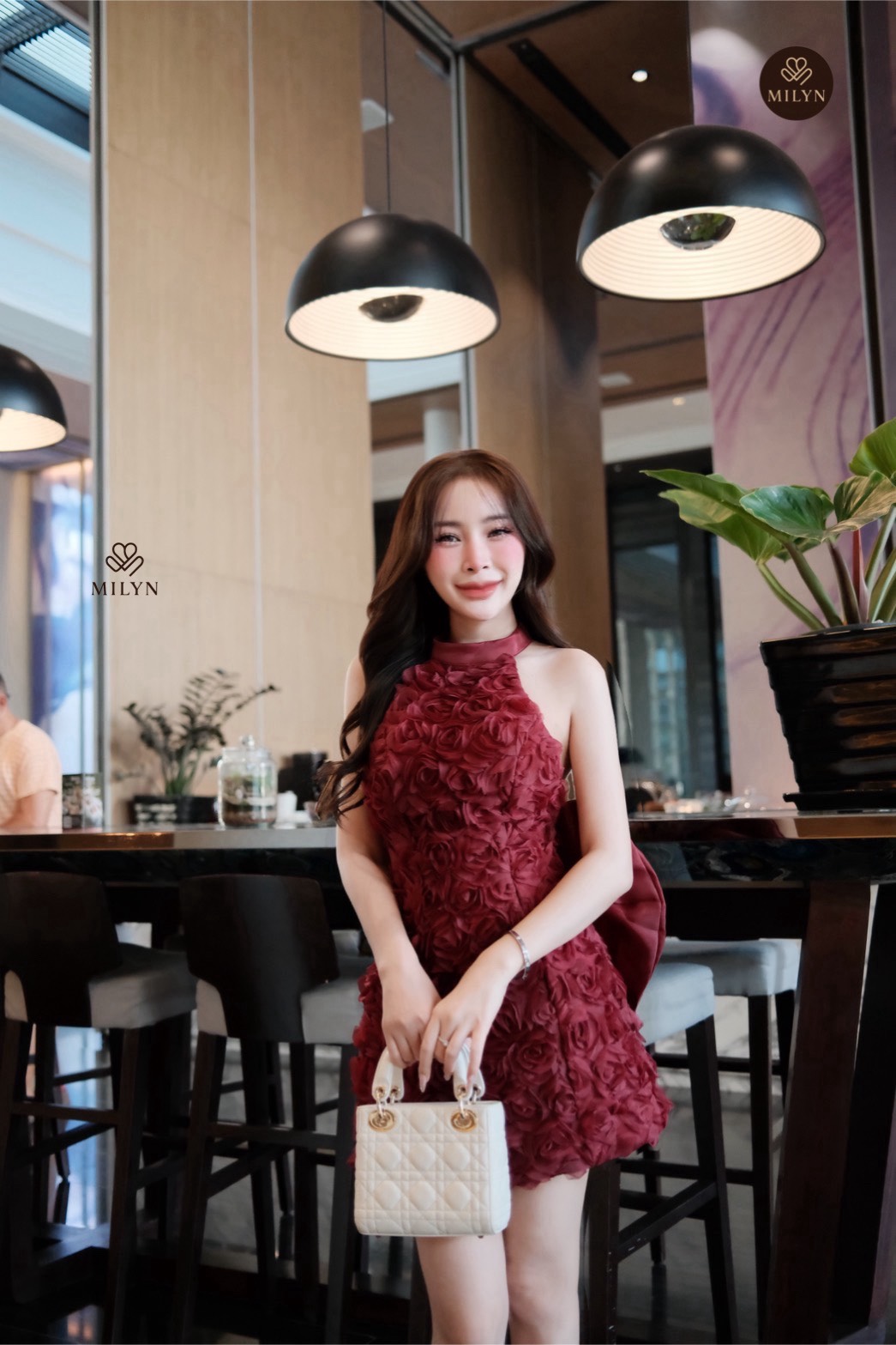 มินิเดรสแต่งดอกกุหลาบทั้งตัว ดีเทลเนื้อผ้าแบบ 3D ทำให้ชุดดูโดดเด่นมากขึ้น คอฮัลเตอร์ช่วยเสริมลุคให้ดูเพรียวและหรูขึ้นไปอีกขั้น ด้านหลังเปิดหลังสวย พร้อมโบว์ใหญ่สุดละมุนเป็นไฮไลต์ของชุด