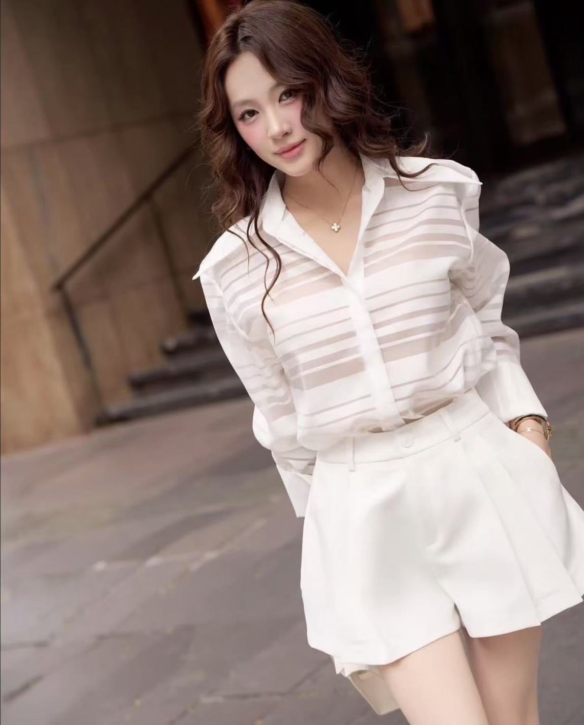 เซ็ตเสื้อเชิ้ตแขนยาวแขนสวยเก๋มาก ใส่คู่กับกางเกงขาสั้น ดูดีมาก มีซิบด้านหน้า ใส่เที่ยว ออกงาน รับรองดูดีมากคร้า