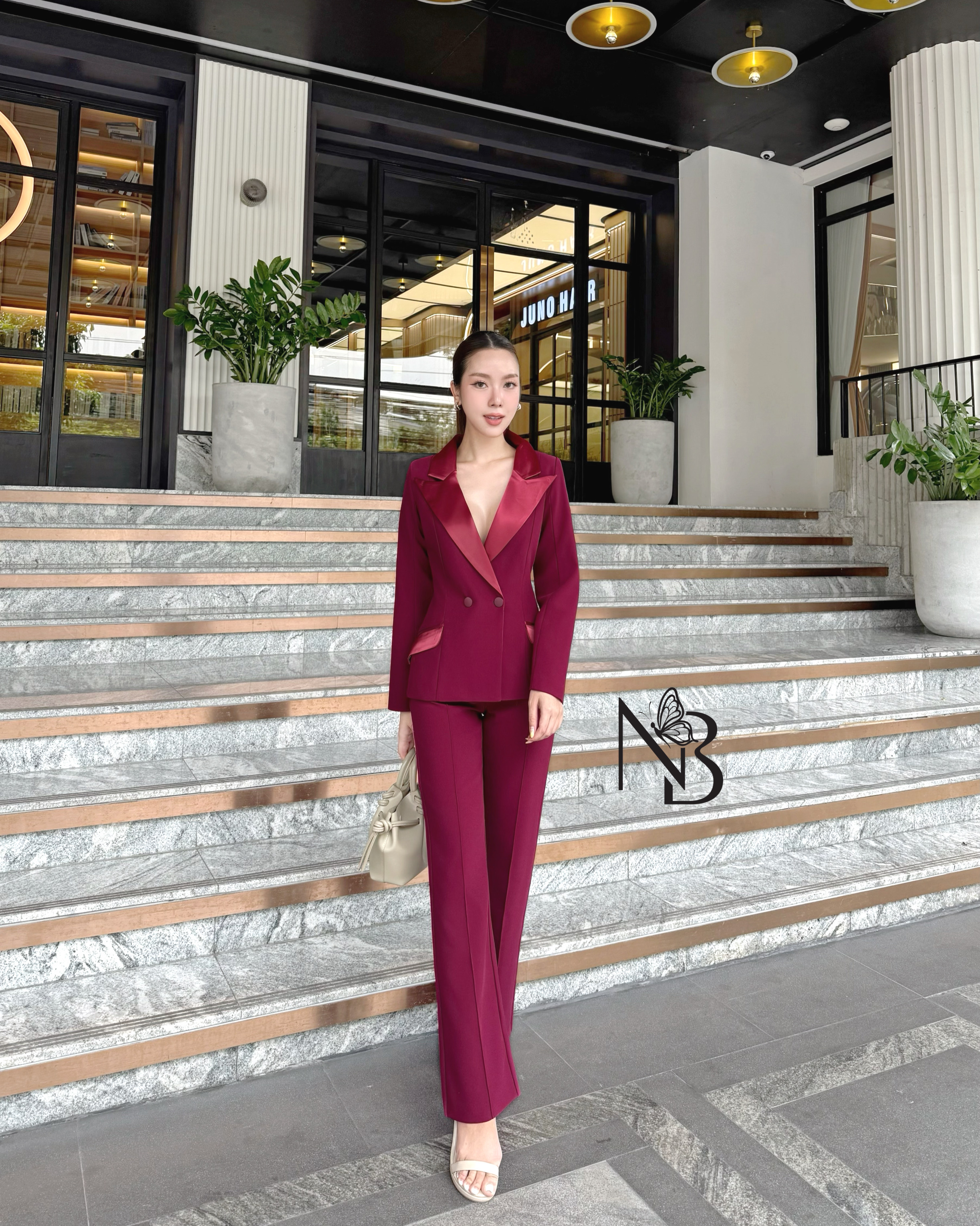 Set สูท2ชิ้น เสื้อแขนยาว+กางเกงขายาว ดีเทลเรียบหรู เสื้อคอปกเงาๆ ทำให้ดูแพง กระดุมสองเม็ด มีกระเป๋าสองข้างใช้งานได้จริง กางเกงเอวสูงนิดนึงกระบอกเล็ก ตีเกล็ดตรงกลาง ซิบซ่อนด้านหลัง มีซัปในทั้งตัว ผ้าหนา นุ่ม ใส่สบายมาก ทรงเกร๋ เข้ารูป ดีไซน์ทันสมัย ใส่แล้ว