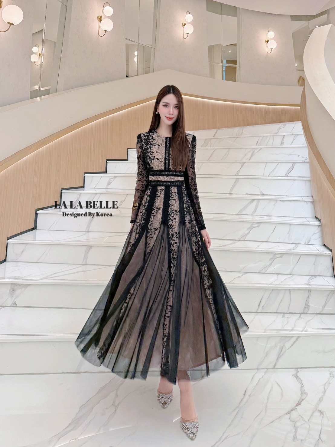 เดรสลูกไม้ปักแน่นๆทั้งชุดทรงคอกลมแขนยาวซีทูยกไหล่เอวตัดขอบเอวกระโปรงทรงเจ้าหญิงชายกระโปรงแต่งผ้าตาข่ายฟูๆตามจีบกระโปรงมีซับในสีเนื้อทั้งชุดทำให้ชุดดูหรู