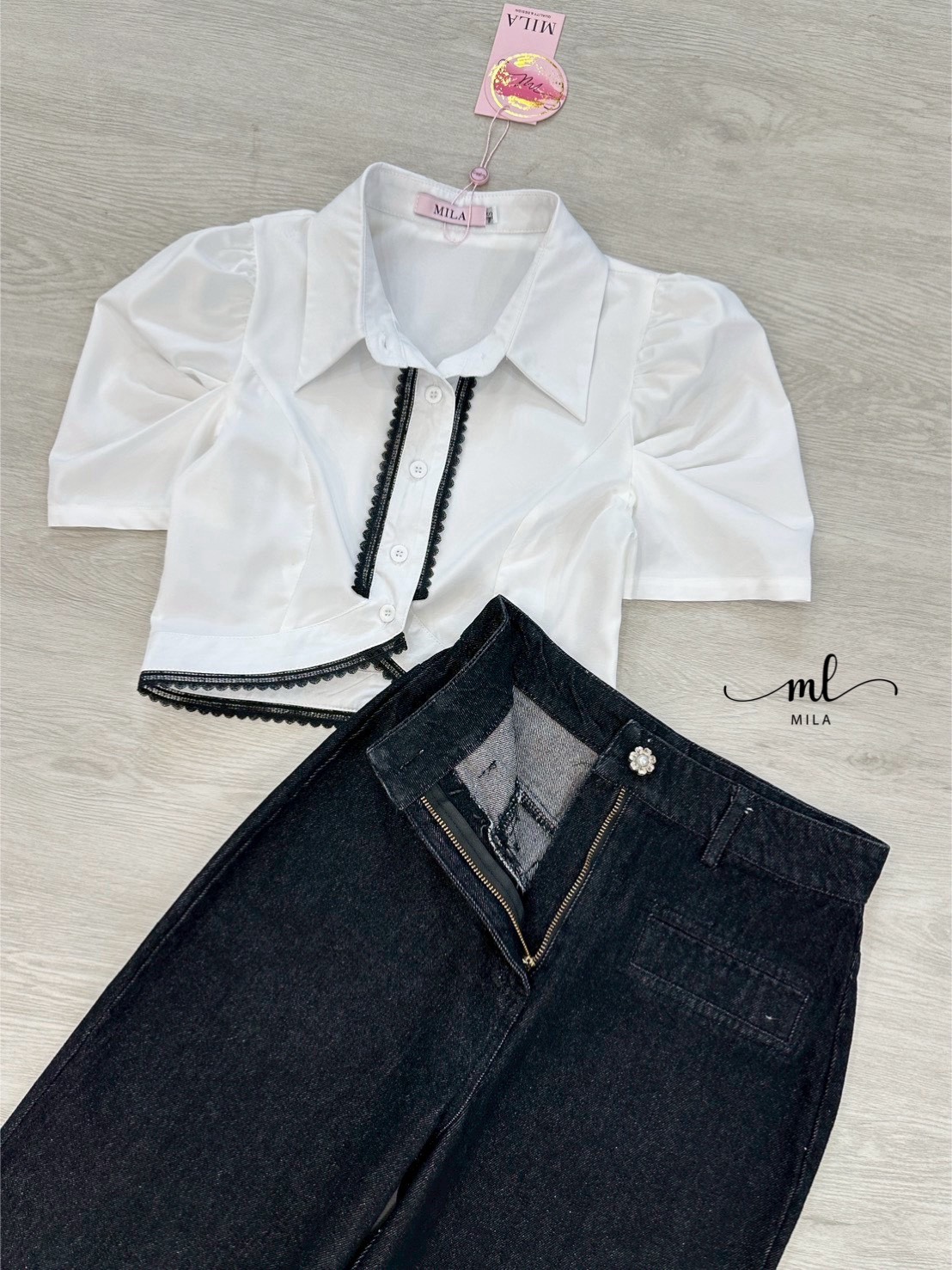เซ็ตเสื้อครอป + ยีนส์เอวต่ำทรงขากว้าง✨ เซ็ตนี้มาพร้อมเสื้อครอปสีขาวทรงพองแขนสั้น ดีเทลแต่งขอบลูกไม้สีดำเพิ่มความหวานปนเปรี้ยว ตัดกับทรงเอวลอยกำลังดี โชว์เอวสวยๆ แบบไม่โป๊เกินงาม แมทช์กับกางเกงยีนส์เอวต่ำทรงขากว้างที่ช่วยให้ดูขายาว ใส่ง่าย
