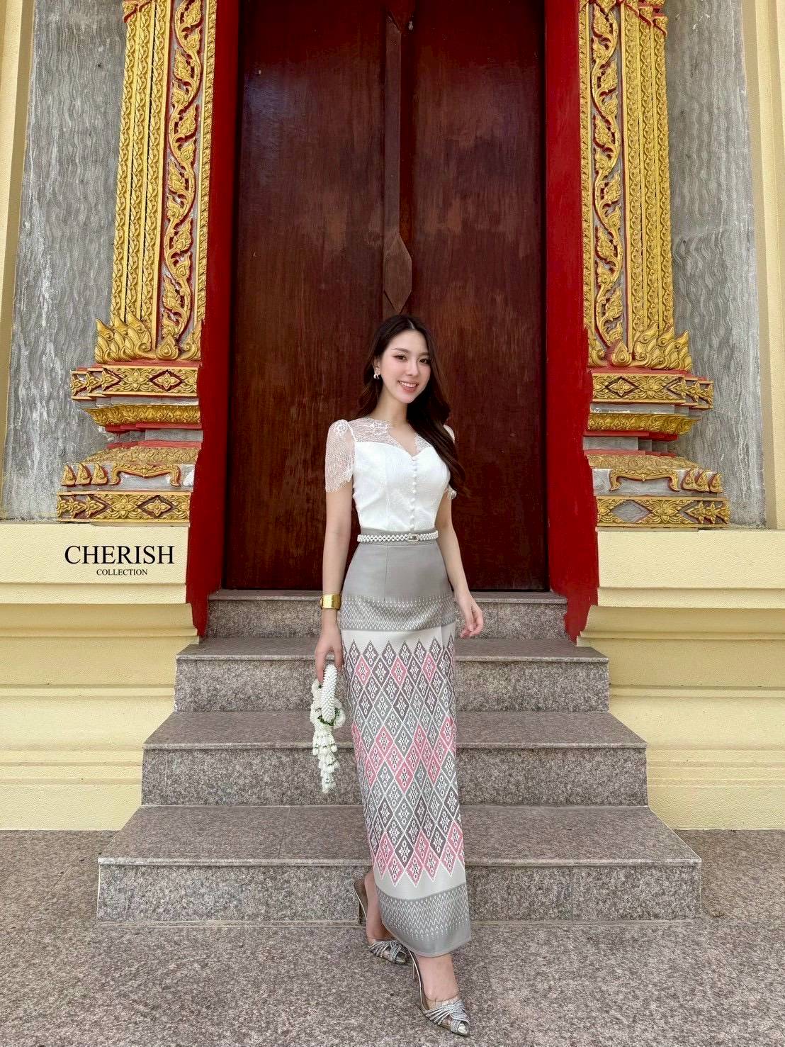 เซ็ทชุดไทย 3 ชิ้น ตัวเสื้อลูกไม้ซีทรูด้านบน พร้อมซับใน เกาะอกด้านในตกแต่งกระดุมพร้อมผ้าถุงสำเร็จพิมพ์ลายไทยสุดเก๋เนื้อผ้าอย่างดี มาพร้อมเข็มขัดมุกสุดหรู จะใส่เข้าพิธีสำคัญ งานบุญ งานมงคลสมรส จะไปงานไหนรับรองเด่นสุดๆเลยค่า💕