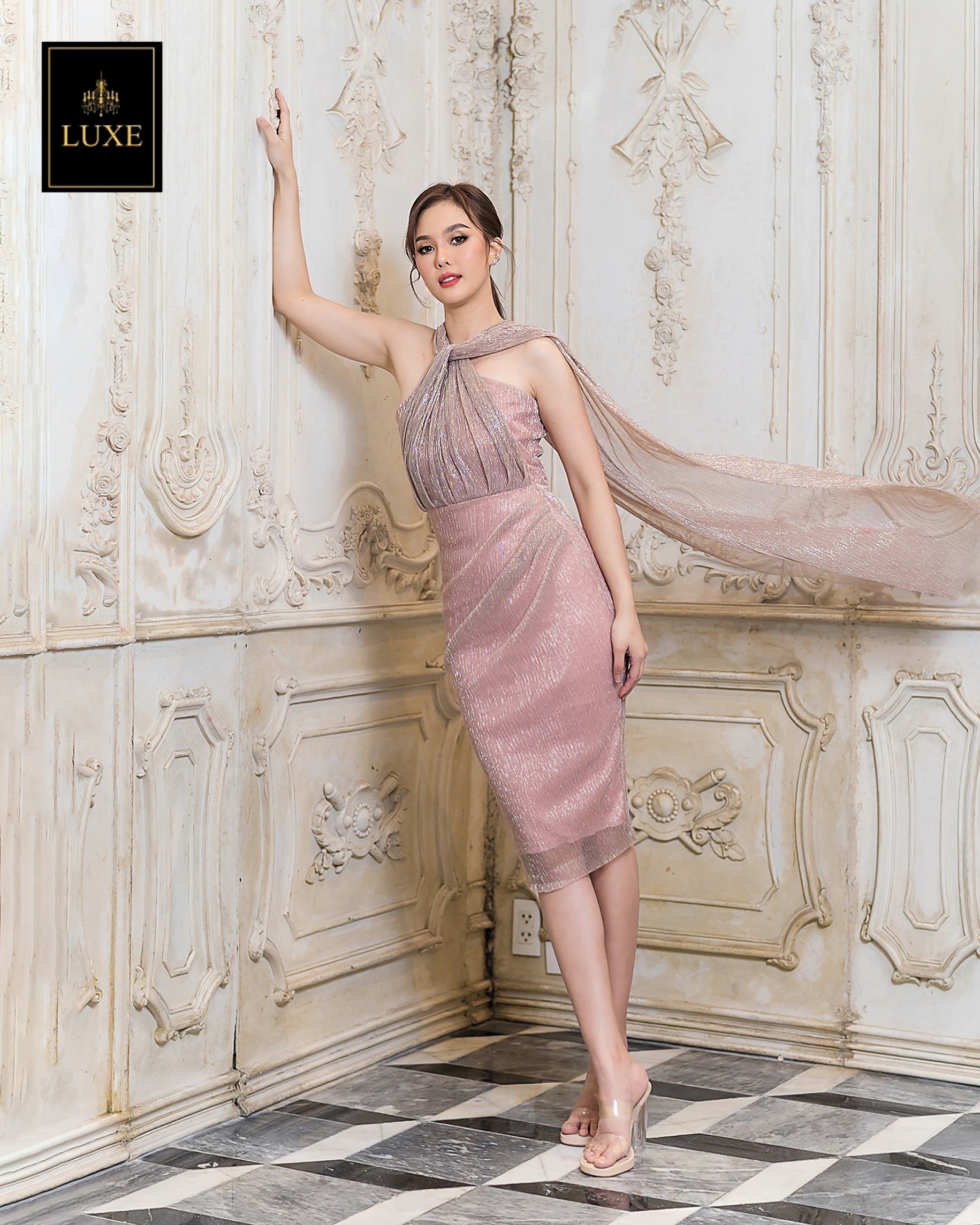 Label : LUXE เดรสกระโปรงสอบทรงเข้ารูป ดีเทลเสื้อคล้องคอปล่อยชายผ้าด้านหลัง เพิ่มลูกเล่นปรับให้เป็นผ้าคลุมไหล่ได้ตามภาพนางแบบค่ะ ทำจากผ้าราเม่อัดพลีท ผสมดิ้นเม็ททัลลิค เนื้อนุ่มยืดหยุ่น มีซิปซ่อนและซับในเต็มตัว คัตติ้งดีค่ะ