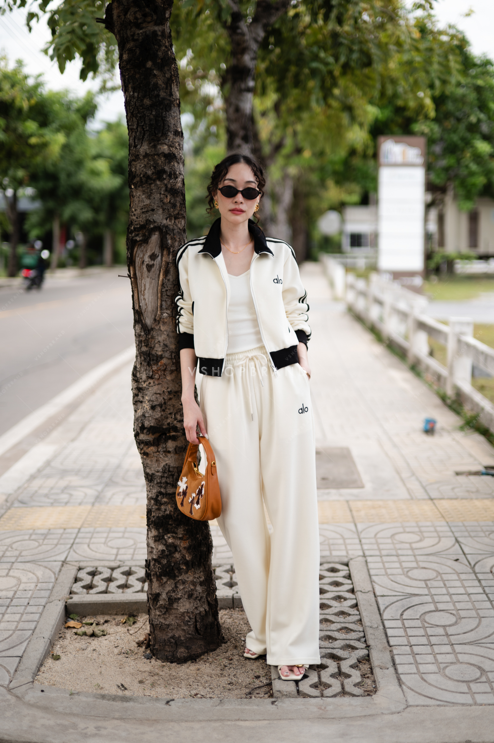 Set เสื้อวอร์มแขนยาวแถบไทล่ ขลิบขอบปัก al o + กางเกงขายาว