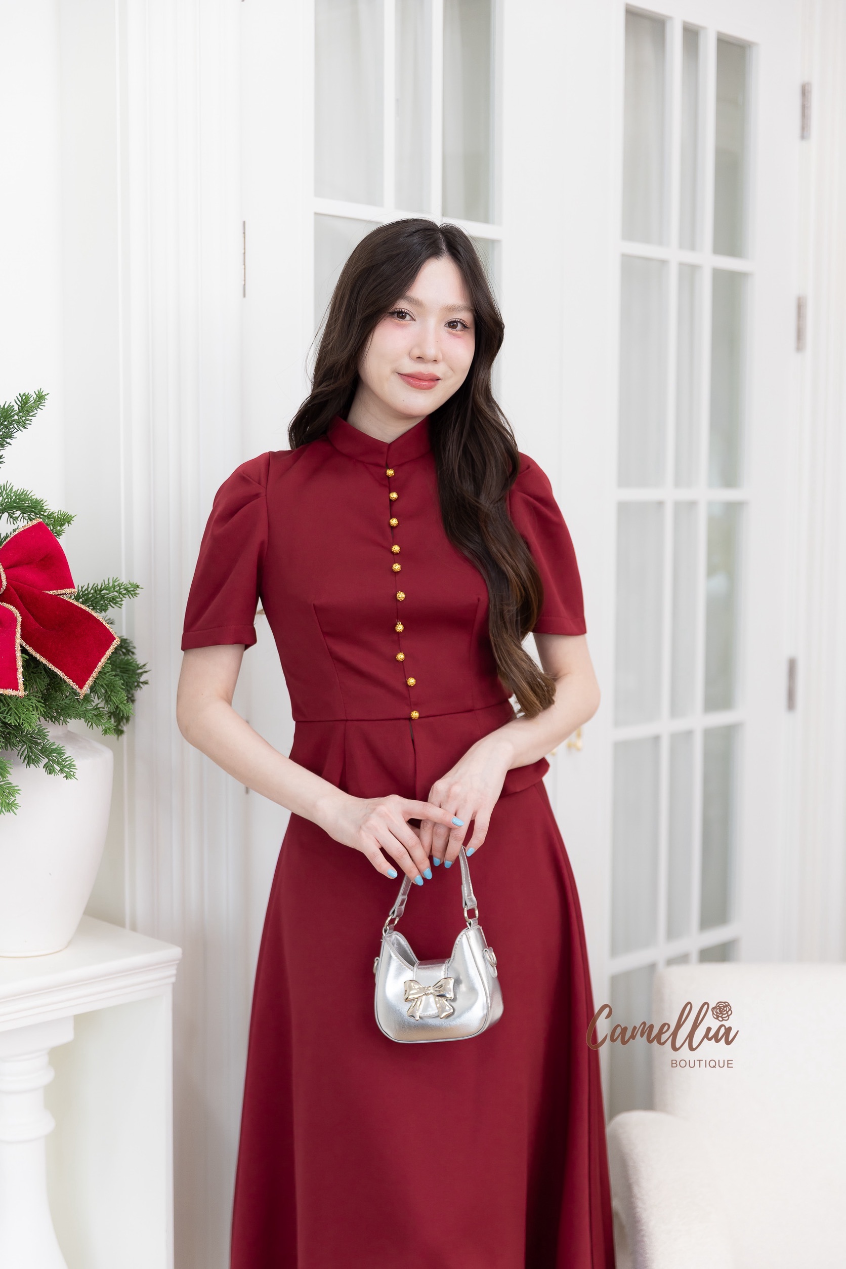 ชุดSetเสื้อคอปีนแต่งกระดุมสีทองด้านหน้า เสื้อมีซิปด้านหลัง สวมใส่ง่าย + กระโปรงทรงปล่อยเอวสูง ชุดนี้ใส่ต้อนรับปีใหม่ได้เลยคะ