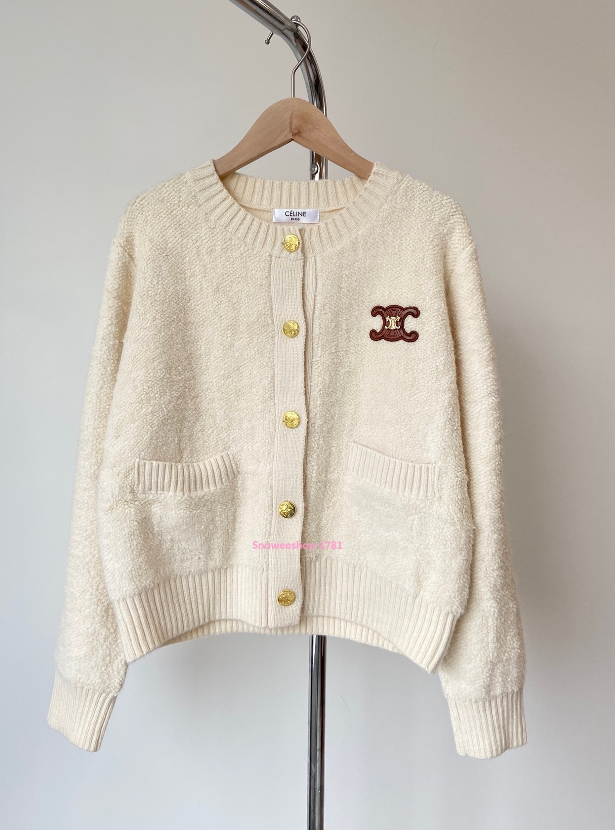 เสื้อไหมพรมคาร์ดิแกนงานเหมือนแบรนด์ดัง ผ้าทอหนาเกรดพรีเมี่ยมสีเบจ ใส่เป็นเสื้อคลุมสวมทับหรือใส่แบบตัวเดียวก็สวย ผ้านิ่มใส่สบายกันหนาวได้ ใส่ไปต่างประเทศหรือใส่ทำงานก็ดูดี