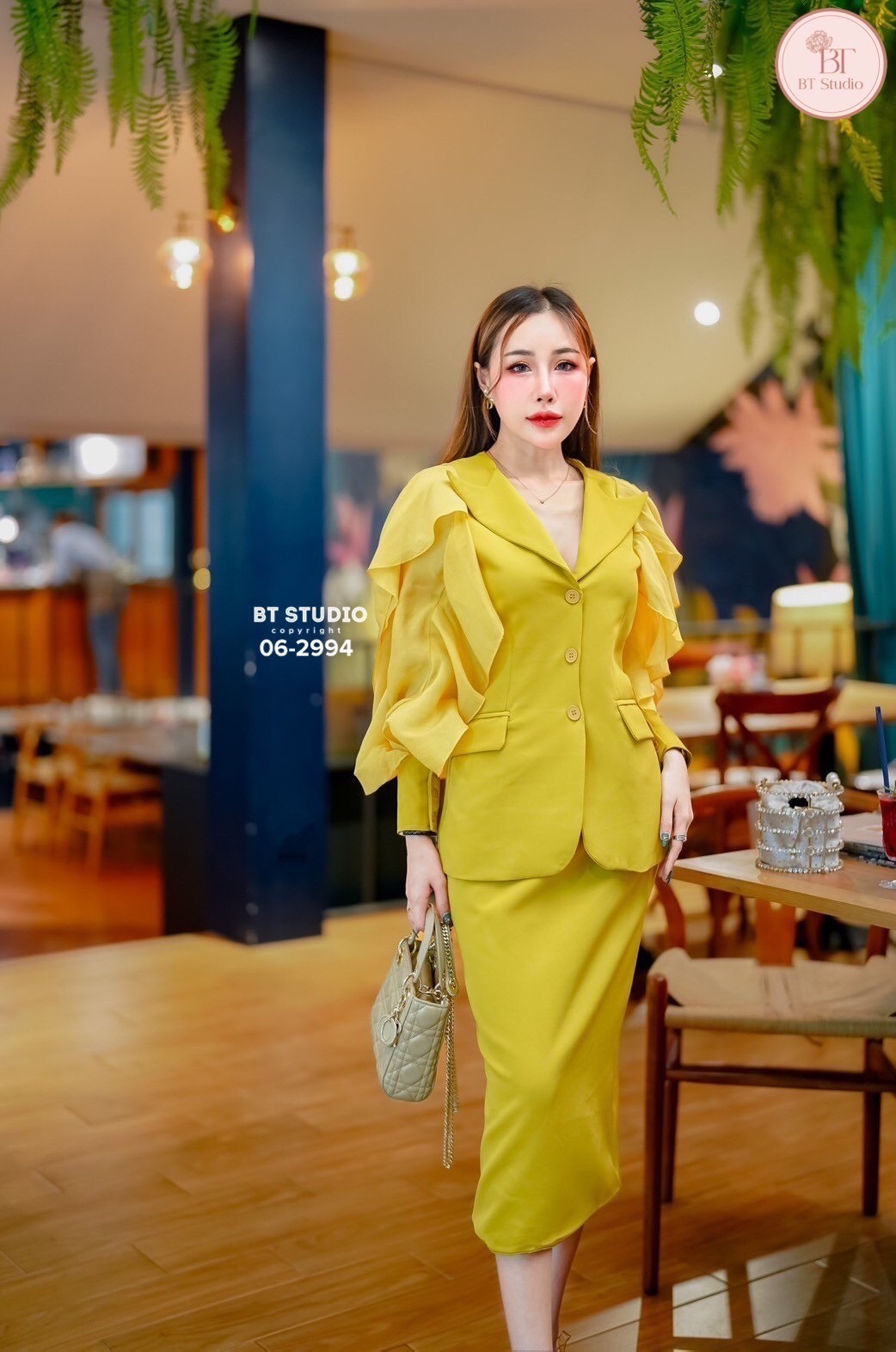 เซท 2 ชิ้น เสื้อเบเซอร์แขนยาวคอปก ช่วงแขนแต่งผ้าระบายสบัดพริ้ว ๆ ดีไซส์กระดุมหน้า 3 เม็ด กระเป๋าหน้าใช้งานได้จริง แมทซ์กับกระโปรงยาวคลุมเข่า ผ่าหลัง งานสวยเนื้อผ้าดี คัตติ๊งเป๊ะ มีซับในจ้าา