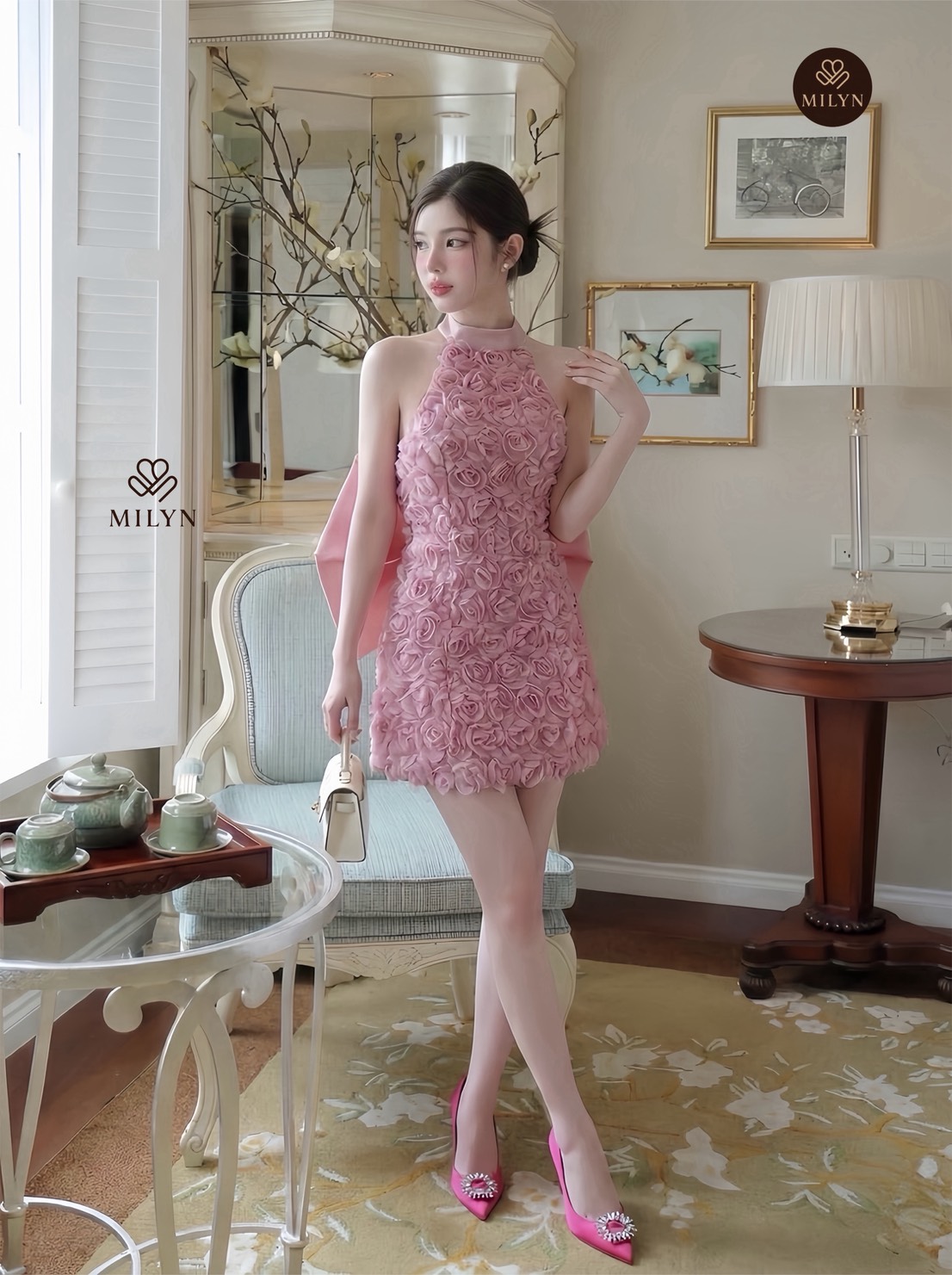 มินิเดรสแต่งดอกกุหลาบทั้งตัว ดีเทลเนื้อผ้าแบบ 3D ทำให้ชุดดูโดดเด่นมากขึ้น คอฮัลเตอร์ช่วยเสริมลุคให้ดูเพรียวและหรูขึ้นไปอีกขั้น ด้านหลังเปิดหลังสวย พร้อมโบว์ใหญ่สุดละมุนเป็นไฮไลต์ของชุด ใส่แล้วน่ารักปนความหวานแบบผู้ดีมากกกก 💙 ตัวเดรสทรงสวย