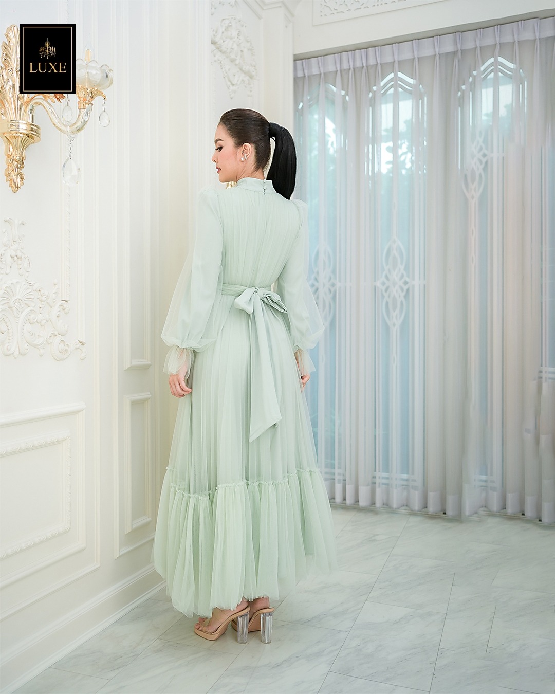 Label : LUXE แม็กซี่เดรสเสื้อคอปีนแขนยาว กระโปรงบานต่อชายรูดระบายรอบตัว มีโบว์ผูกเอว คัตติ้งประณีต มีซิปซ่อนและซับในเต็มตัวรวมแขนเสื้อ ทำจากผ้าเน็ตเนื้อนุ่ม ใส่สบายไม่ระคายผิวค่ะ