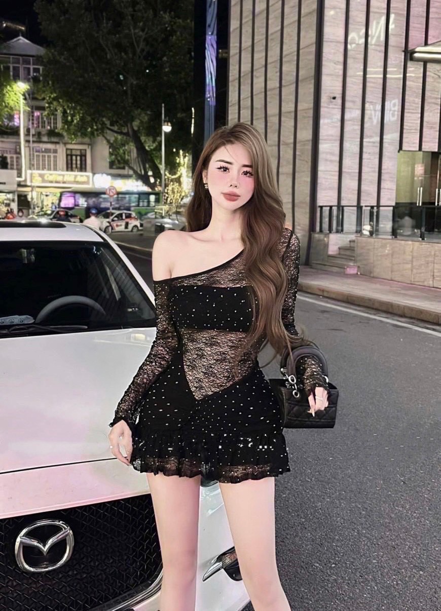 Dress จึ้งทุกมุม สวยแพงทุกองศา Dress wink ใหม่ล่าสุดกับมินิเดรสเกาะอก ความเนื้อผ้า ติดเพชร ขับผิว เล่นใหญ่ Signature ประจำร้านเราเลย ตัวชุดเป็นผ้าลูกไม้ ไหล่เบี่ยงข้าง แขนยาว มาพร้อม เกาะอกดำ งานดี งานสวย งานมั่น