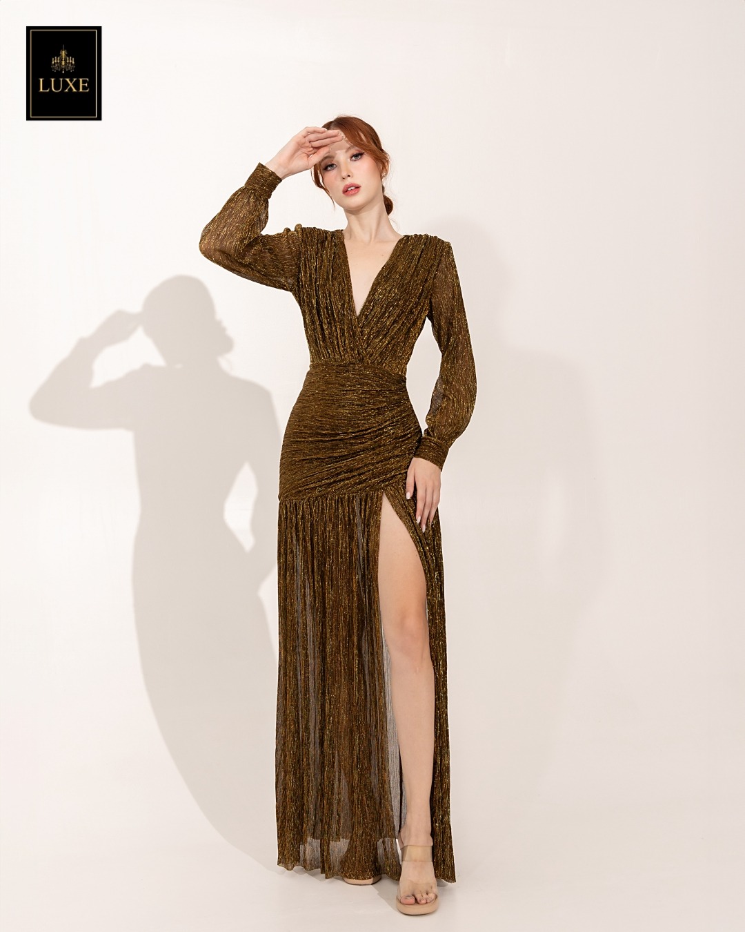 Label : LUXE แม็กซี่เดรสเสื้อคอวีป้าย แขนยาวเสริมไหล่ กระโปรงจับเดรปย่นเข้ารูปตรงสะโพก ต่อชายกระโปรงบาน ผ่าหน้าขา ทำจากผ้าราเม่อัดพลีทผสมดิ้นเมทัลลิก ผ้านุ่ม ยืดหยุ่น ใส่สบาย เล่นแสงสวย มีซิปซ่อนและซับในเต็มตัวค่ะ