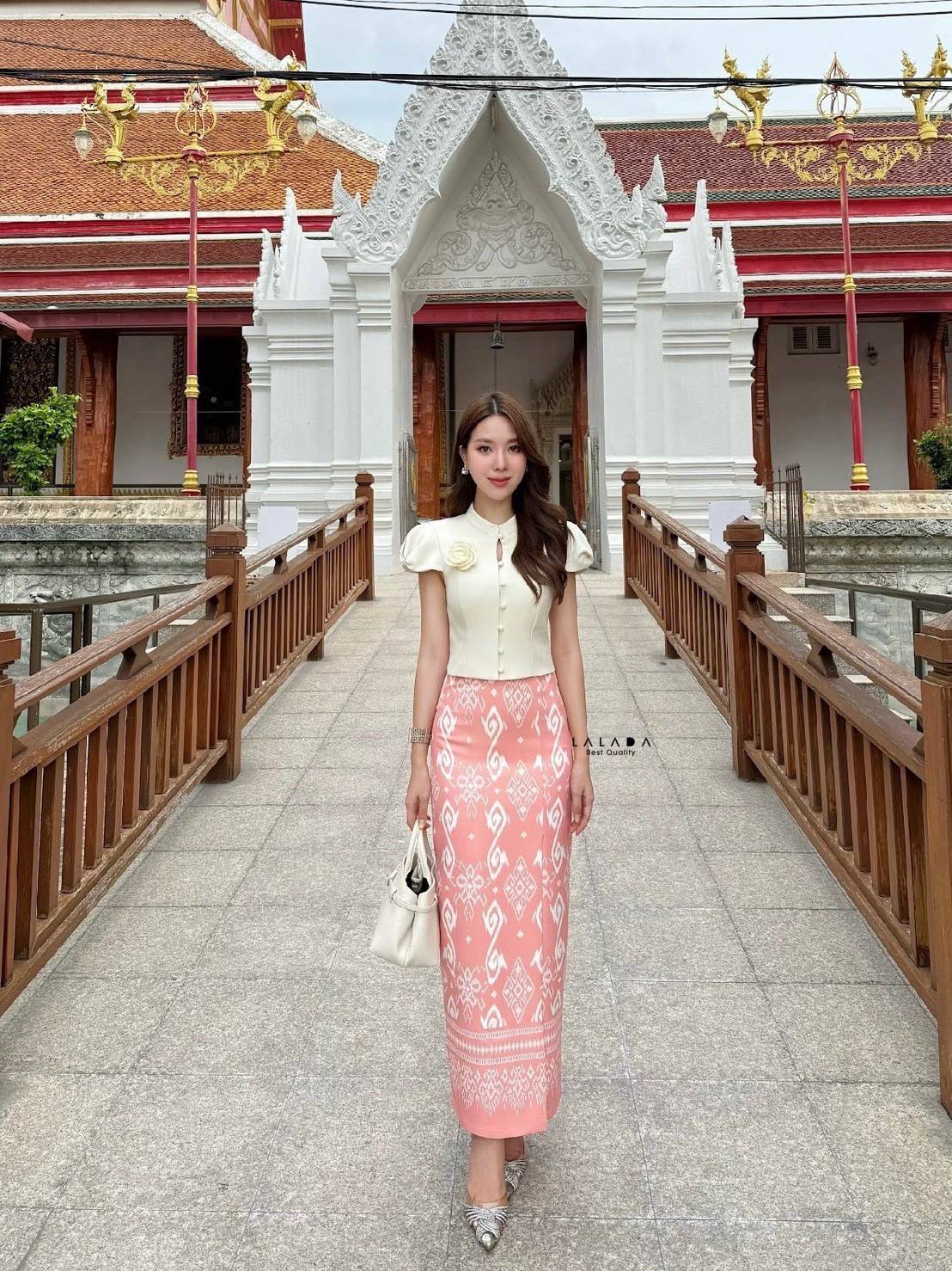 set 2 ชิ้น ผ้าไทย ชุดไปทำบุญ ชุดไปงาน พร้อมส่งค่า เสื้อคอกลมสีครีมงานกระดุมหน้า + เข็มกลัดดอกไม้ มีดีเทลที่ช่วงแขน ผ้าถุงสำเร็จ ผ้าพิมพ์ลายใส่ลื่นนุ่มสบาย มีซิบหลัง สวมใส่สะดวก สวยแกลม งานบุญ งานบวช งานแต่ง ได้หมดนะคะ