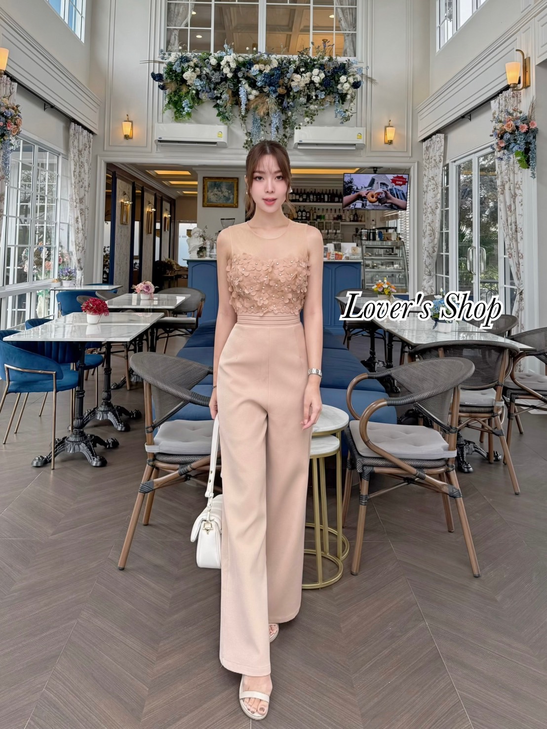 Teg : Lover’s Shop Detail : จั้มสูทกางเกงขายาว ยกดอกไม้มาให้ทั้งทุ้งเลยค้า เป็นจั้มสูทที่ได้ทั้งลุคหวานและเปรี้ยวลงตัวสุดๆ ดีเทลช่วงอกแต่งดอกไม้3D แต่งด้วยเกสรเพชร เป็นงานเย็บนะคะ ไม่หลุดง่าย ช่วงบ่าใช้ผ้ามุ้งซีทรู เวลาใส่คล้ายเกาะอก เอวตีเกล็ดมาให้ ทรงกา