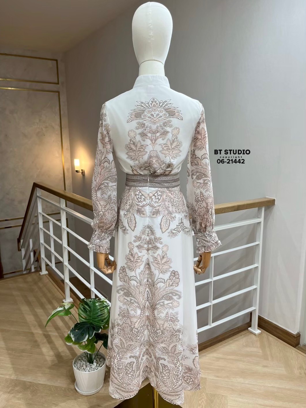 ชุดเซทเสื้อแขนยาวกระดุมหน้าแขนยาวคอปก มาพร้อมกระโปรงยาวแต่งผ้าพริ้ว ๆ งานพิมพ์ลายตามแบบ งานสวยเนื้อผ้าดีคัตติ๊งเป๊ะ