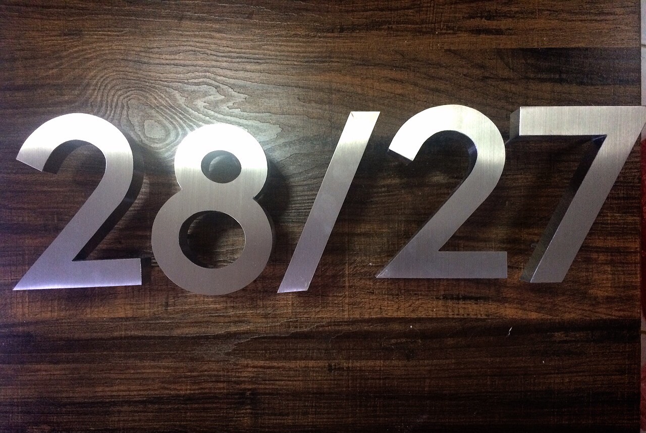 ป้ายบ้านเลขที่ 28/27 - ติดตั้งบนแผ่นไม้ขัด