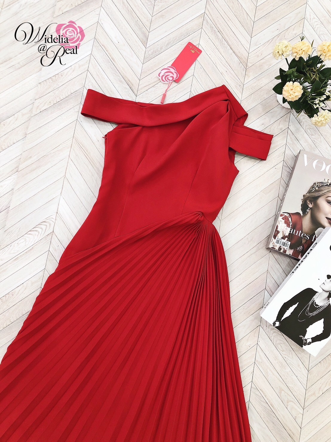 Dress เดรสตัวยาว ปาดไหล่ กระโปรงปลายเฉียง เนื้อผ้าเรียบ สีพื้น ซิปข้าง ผ้าอัดพลีท ผ้าอย่างดี มีน้ำหนัก ไม่บาง งานคัตติ้งเนี๊ยบ ทรงสวยเป๊ะมาก รับรองใส่ออกมาไม่ผิดหวังการันตีให้เลย บอกเลยห้ามพลาดเด็ดขาด งานดีงานสวยแน่นอน