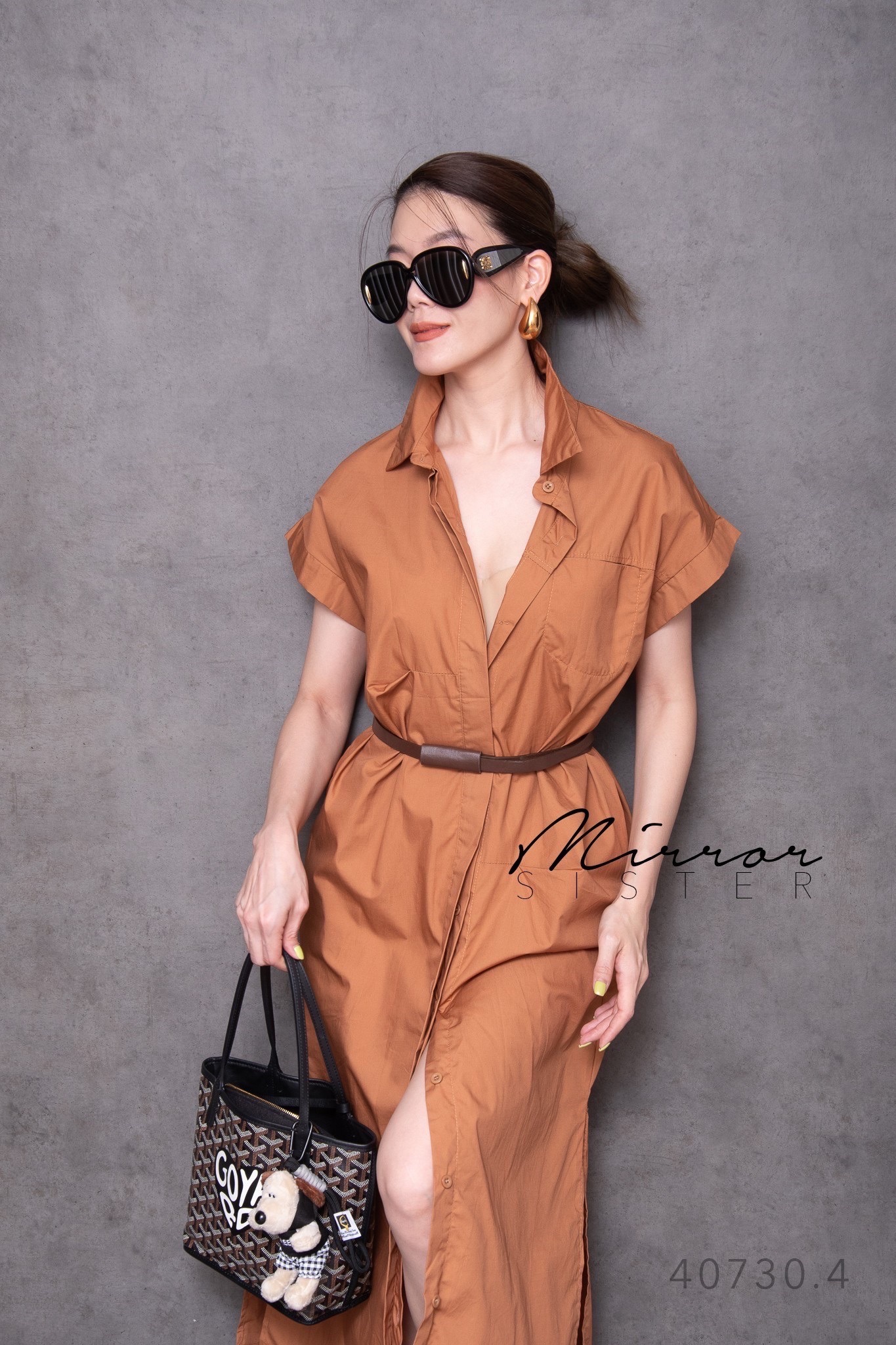 MiRRoRSiSTER's MiYa SHiRT DReSS•• เดรสเชิ้ตแขนสั้น เบสิคสไตล์แต่เก๋ที่ดีเทลการจับขยุ้มด้านหน้า แต่งสาบติดกระดุมซ่อน มีกระเป๋าล้วงได้2ข้างลำตัว มาพร้อมเข็มขัดดีไซนเรียบเก๋ จะใส่แบบคาดหรือไม่คาดเข็มขัดก็ดูดี ใส่ง่ายใส่ได้บ่อยทุกโอกาส