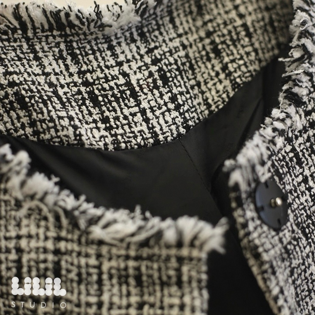 เสื้อคลุมทวีต ความยาวพอดีตัว มีซับใน กระดุมหน้า ใส่ดูดีมากค่ะ