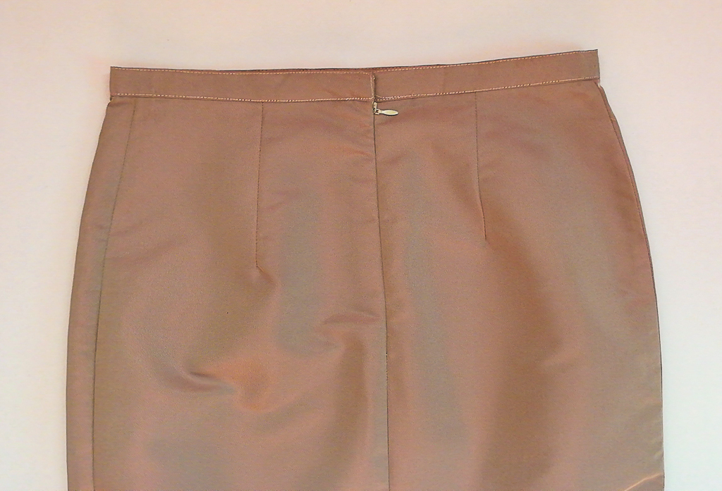 ผ้าถุงไหมสำเร็จรูป (สีโอวัลติน ทรงกระโปรง) งานตัดเย็บประณีต อัดผ้ากาวตามสีของผ้าถุง เนื้องานดีเกรด A (รอบเอว 30 นิ้ว)