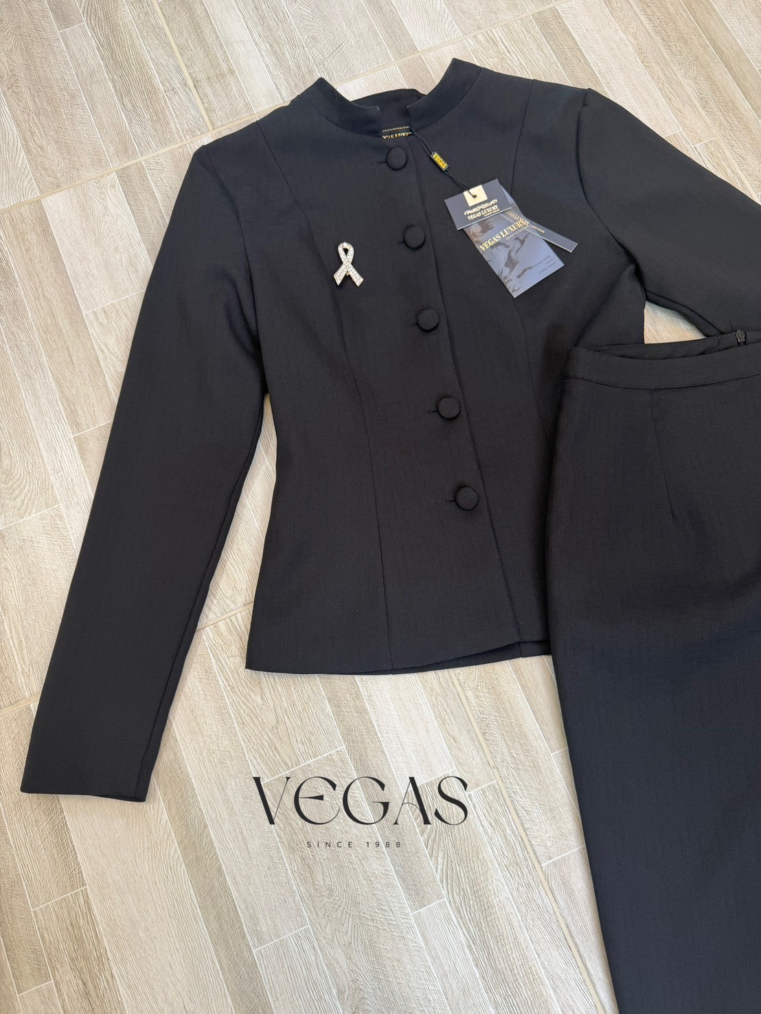 ชุดไทยจิตรดา คอจีน พร้อมเข็มกลัดโบ