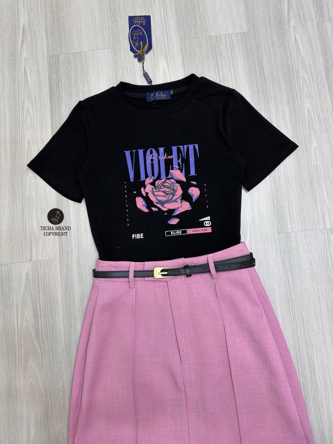 Set 2 ชิ้น เสื้อยืดสีดำคอกลมแขนสั้นเนื้อผ้านิ่มดีใส่สบาย ด้านหน้าช่วงอกสกรีนลายกุหลาบสวย ตัวเสื้อทรงพอดีตัว มาพร้อมกับกรกโปรงเอวสูงทรงเอสีชมพู ตีเกร็ตยาวด้านหน้า ดีเทลผ่าหน้า(มีตะขอซิปหน้า) มาคู่เข็มขัดใส่ปรับเข้ารูปให้ทรงสวยดีไซน์เก๋ เนื้อผ้าดีมีซับใน ทร
