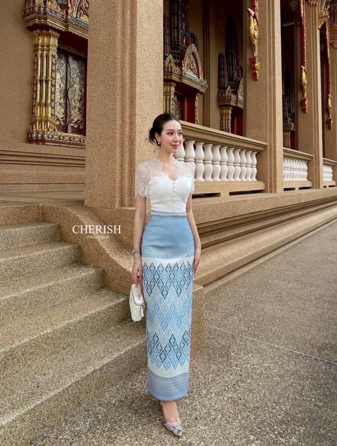 เซ็ทชุดไทย 3 ชิ้น ตัวเสื้อลูกไม้ซีทรูด้านบน พร้อมซับใน เกาะอกด้านในตกแต่งกระดุมพร้อมผ้าถุงสำเร็จพิมพ์ลายไทยสุดเก๋เนื้อผ้าอย่างดี มาพร้อมเข็มขัดมุกสุดหรู จะใส่เข้าพิธีสำคัญ งานบุญ งานมงคลสมรส