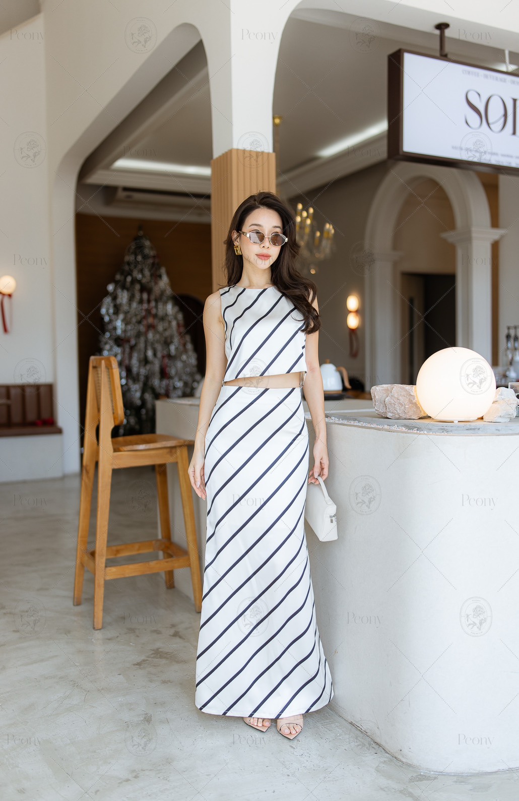 Leah Set #1688# Color : White / Navy 🤍ชุดเซตลายทาง ชุดเซตกระโปรง ชุดเซตชุดนี้ เลิฟมากก ใส่ได้ทุกโอกาส เนื้อผ้าซิลล์ ทิ้งตัว ใส่สบาย พิมพ์ลาย ทาง เสื้อความยาวพอดดี ดีเทลเก๋ สามารถใส่ได้ 2 ด้าน จะผูกโบว์ไว้ด้านหน้าหรือด้านหลังก็ได้เลยค่ะ แมตช์มาพร้อ