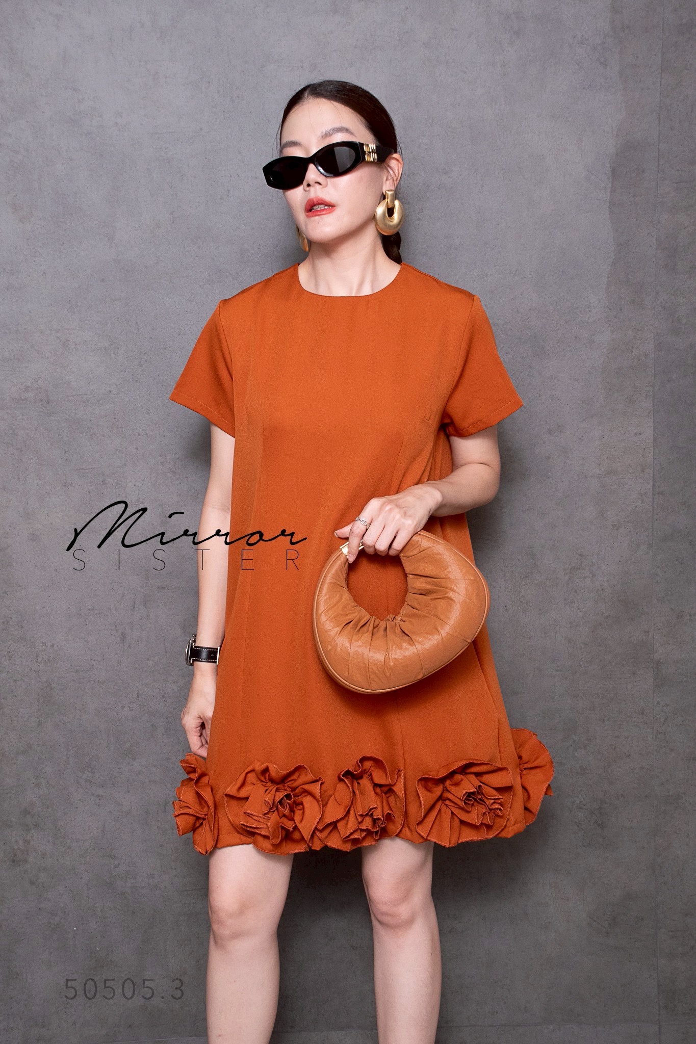 MiRRoRSiSTER's NaRNi FLoRAL DReSS•• เดรสแขนสั้นทรงเรียบง่ายแต่ใส่แล้วโก้ มีดีเทลโดดเด่นตะโกนที่ชายกระโปรงแต่งดอกไม้Handmadeดอกใหญ่สวยจึ้งมาก เนื้อผ้าดีใส่ขึ้นทรงสวย เปล่งบานงามมากทุกสี